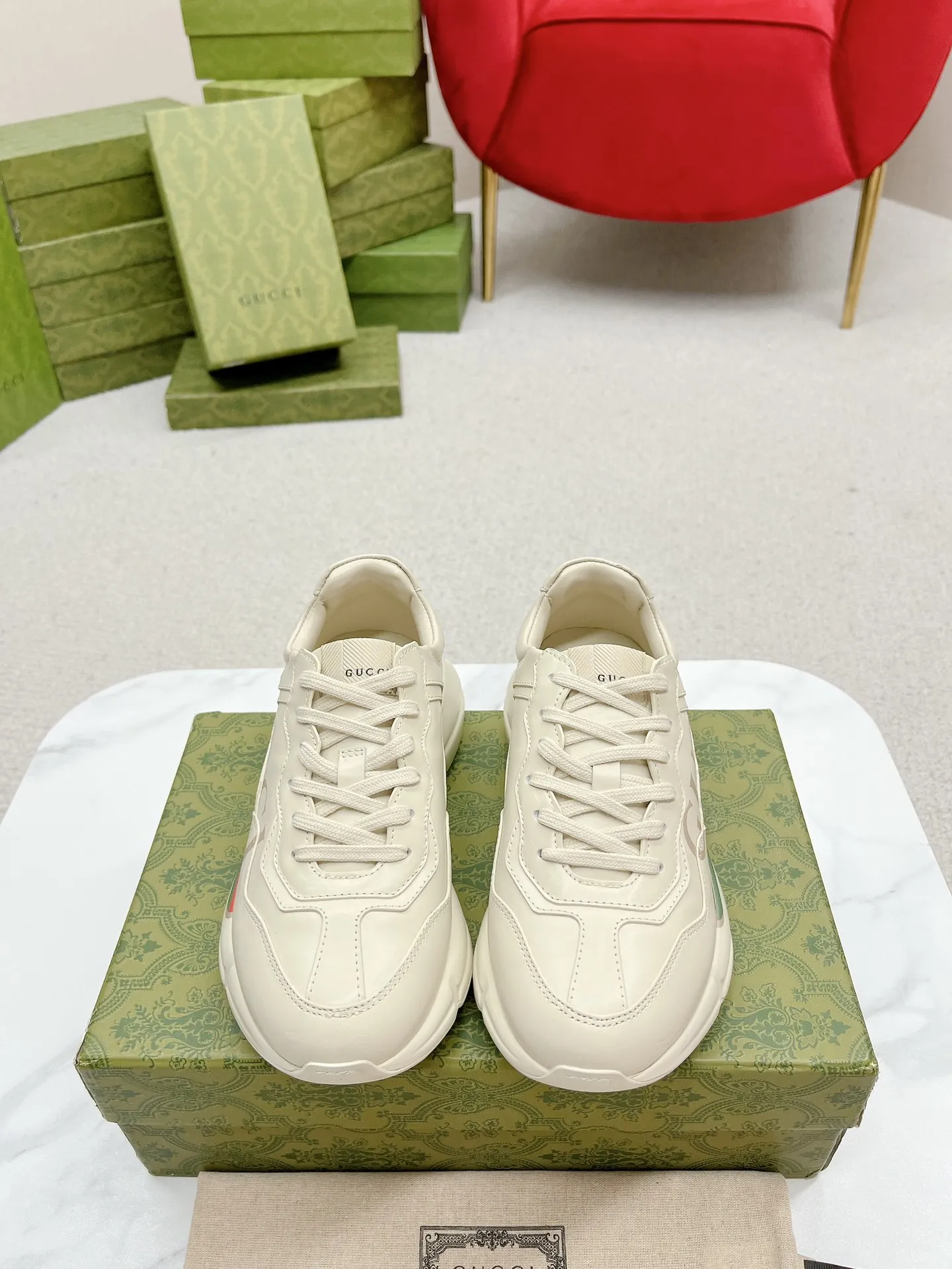 橙子出厂价💰135 【跑量主推款】Gucci 古驰 经典休闲男女运动鞋 增高厚底老爹鞋 情侣款 此款老爹鞋在今年仍然还是很受欢迎。对于爱美的人来说，鞋柜里不仅应该有一双白色的鞋子，还应该配有一双又帅又凹的老爹鞋！它的设计非常耐用，鞋底感觉非常柔软。穿在脚上既防滑又耐磨，而且用途广泛。为了显示自己的身高，老爹鞋子也是一个不错的选择。这款GUCCI是很好看的米白色，超级百搭。不挑衣服穿，也不挑包，随便搭。它穿上脚超级舒服，很软，还可以增高。 码数：34-45男女同款