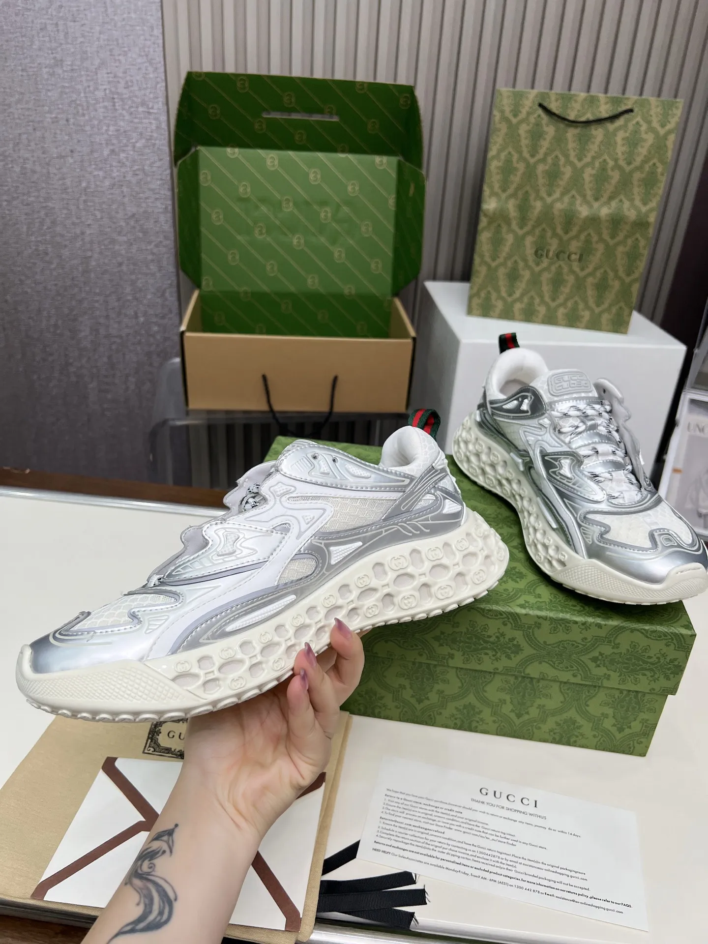 工厂价400❤️&zwj;🔥❤️&zwj;🔥❤️&zwj;🔥Gucci&mdash;&mdash;❤️&zwj;cub3d🔥❤️&zwj;🔥❤️&zwj;🔥运动鞋重金打造❤️&zwj;🔥❤️&zwj;🔥❤️&zwj;🔥焕新演绎品牌标志性条纹织带元素😍😍当复古基因撞上未来感设计🎊🎊这双古驰新鞋直接把潮流阈值拉满💥 ✔️配色卡龙撞色+经典条纹，GG反光滚边，视觉冲击拿捏，出街自带高光滤镜 ✔️ 结构多层异材质拼接，网纱透气、皮革定型，大底EVA发泡及TPU组合😍😍😍时髦与实用双在线 ✔️ 细节做双G中底+标志性双G锁扣鞋带，复古DNA疯狂躁动，每一步都踩在潮流审美上❤️❤️❤️❤️ 配码：男39-45