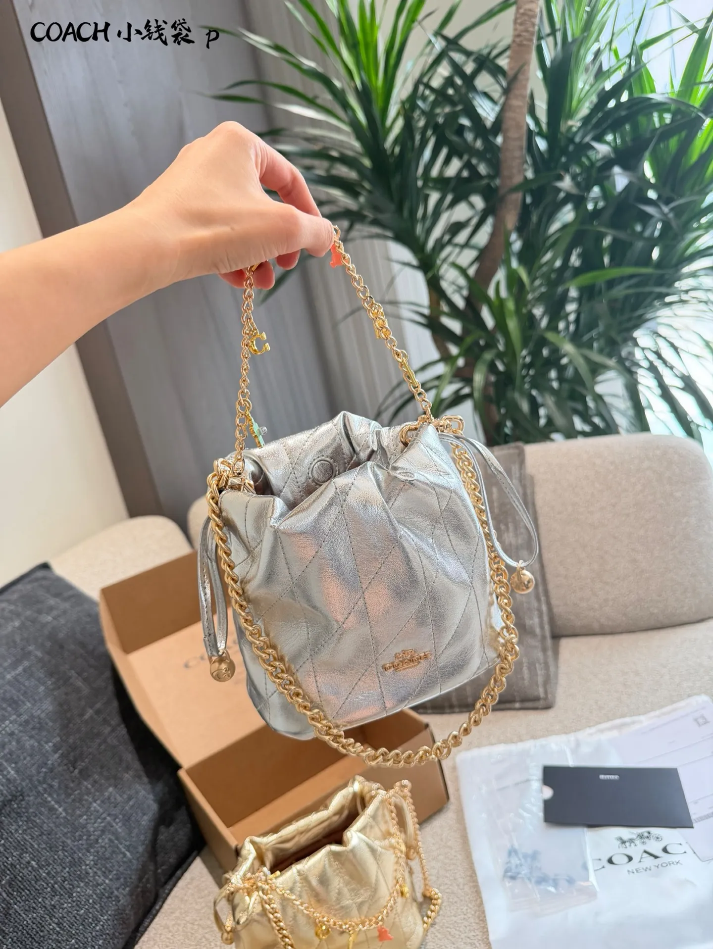 p145 COACH Faye Mini小水桶包​​ 🖤COACH Faye Mini小水桶包，黑色绗缝羊皮+金色链条，复古又时髦✨。迷你抽绳设计，日常通勤、约会都能轻松驾驭。链条可调节，单肩斜挎随心切换，实用又百搭！包身小巧但容量够用，手机口红都能装下，羊皮柔软耐用，质感满分，是轻奢入门必入热门款！16cm