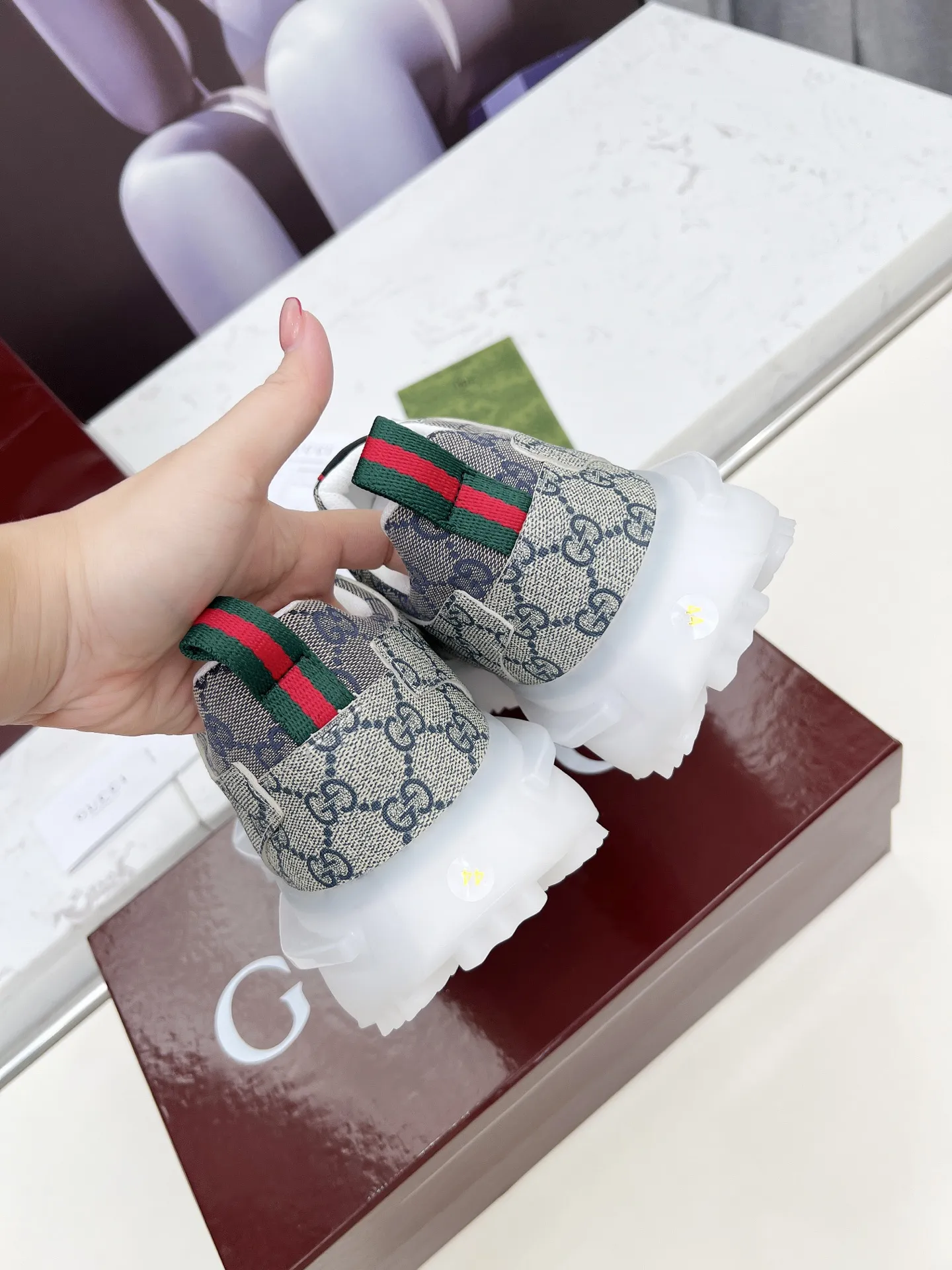 ❤️🔥❤️🔥❤️🔥Gucci系列 2.0运动鞋重金打造❤️🔥❤️🔥❤️🔥焕新演绎品牌标志性条纹织带元素😍😍当复古基因撞上未来感设计🎊🎊这双古驰新鞋直接把潮流阈值拉满💥 ✔️配色卡龙撞色+经典条纹,GG反光滚边,视觉冲击拿捏,出街自带高光滤镜 ✔️ 结构多层异材质拼接,网纱透气、皮革定型,大底EVA发泡及TPU组合😍😍😍时髦与实用双在线 ✔️ 细节做双G中底+标志性双G锁扣鞋带,复古DNA疯狂躁动,每一步都踩在潮流审美上❤️❤️❤️❤️ 配码:男39-44 💰270