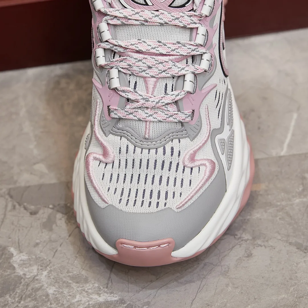 p380 古驰 / Gucci Gucci Ripple系列 运动鞋男女士35-46 早秋系列以现代视角焕新诠释品牌经典设计元素和精致图案。这款厚底运动鞋以轻薄双色网布匠心打造，巧妙融入撞色互扣式双G和闪电橡胶细节，洋溢着浓浓的科技感。 绿色和黄色网布 刺绣细节 互扣式双G和闪电橡胶细节 橡胶鞋底 鞋底饰Gucci互扣式双G标识细节 互扣式双G橡胶标识 多色鞋带 另附一副鞋带 系带式 低跟