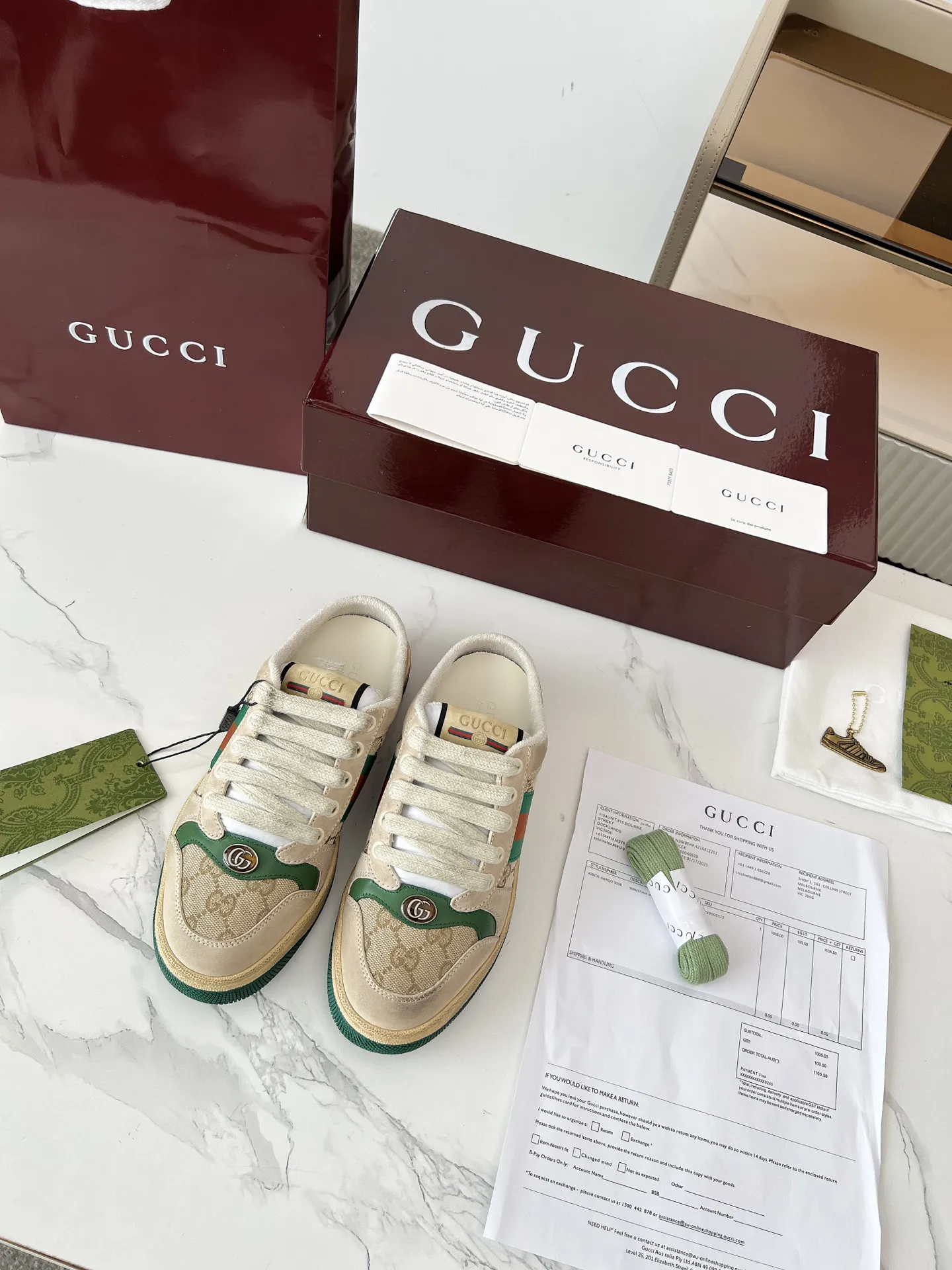 Screener系列名称的灵感来源于体育运动中的防守动作,运动鞋的设计从20世纪70年代的经典运动鞋不断汲取灵感。这款穆勒鞋以米色皮革呈现。侧面饰红绿条纹织带,巧妙点缀复古Gucci标识。 商品细节 ·米色皮革·GG帆布滚边·红绿织带 ·饰金属双G椭圆形珐琅细节·饰Gucci复古标识标签·双色厚实鞋底·另附一副鞋带·低跟 ·3厘米跟高·35-40 39-45 💰250