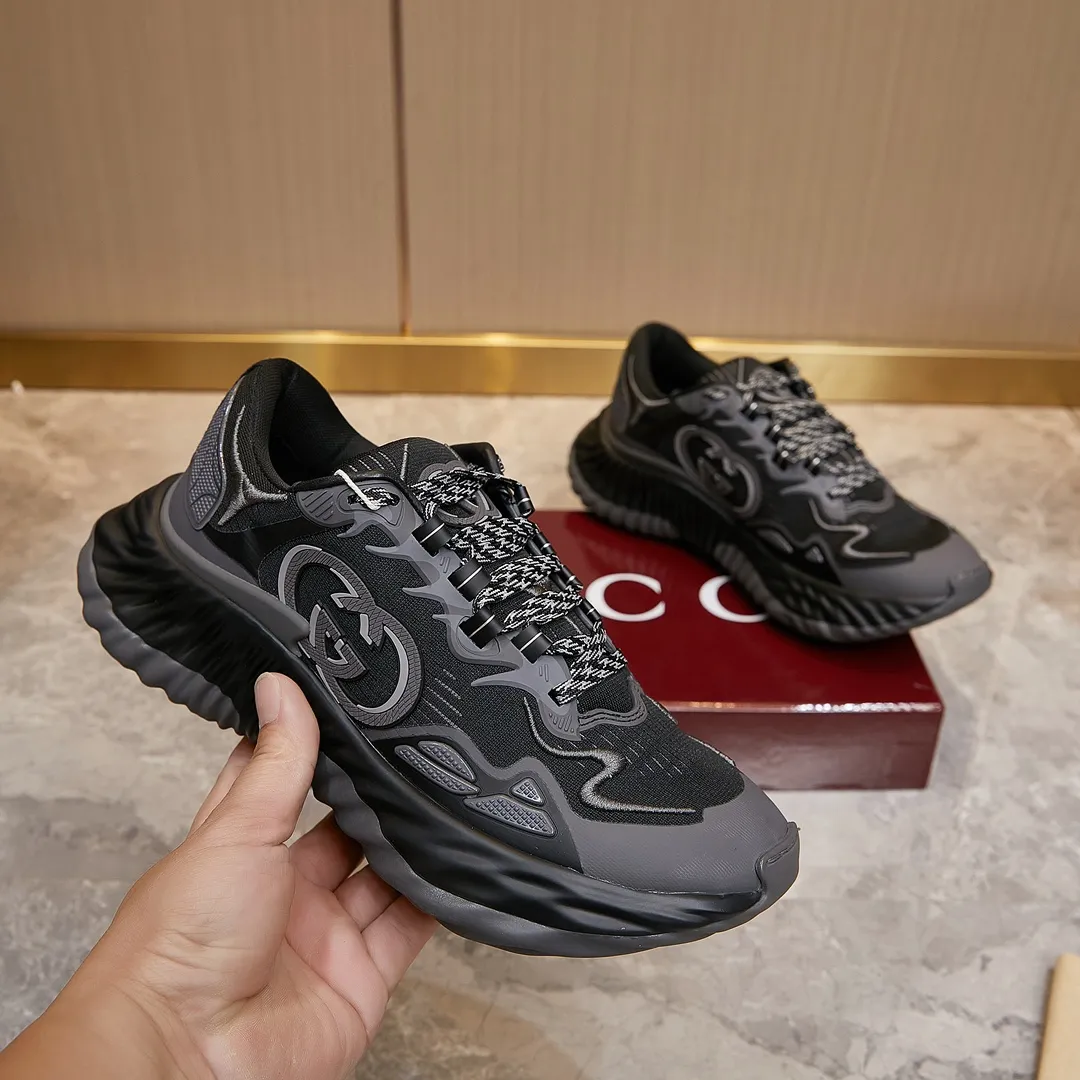 p380 古驰 / Gucci Gucci Ripple系列 运动鞋男女士35-46 早秋系列以现代视角焕新诠释品牌经典设计元素和精致图案。这款厚底运动鞋以轻薄双色网布匠心打造，巧妙融入撞色互扣式双G和闪电橡胶细节，洋溢着浓浓的科技感。 绿色和黄色网布 刺绣细节 互扣式双G和闪电橡胶细节 橡胶鞋底 鞋底饰Gucci互扣式双G标识细节 互扣式双G橡胶标识 多色鞋带 另附一副鞋带 系带式 低跟
