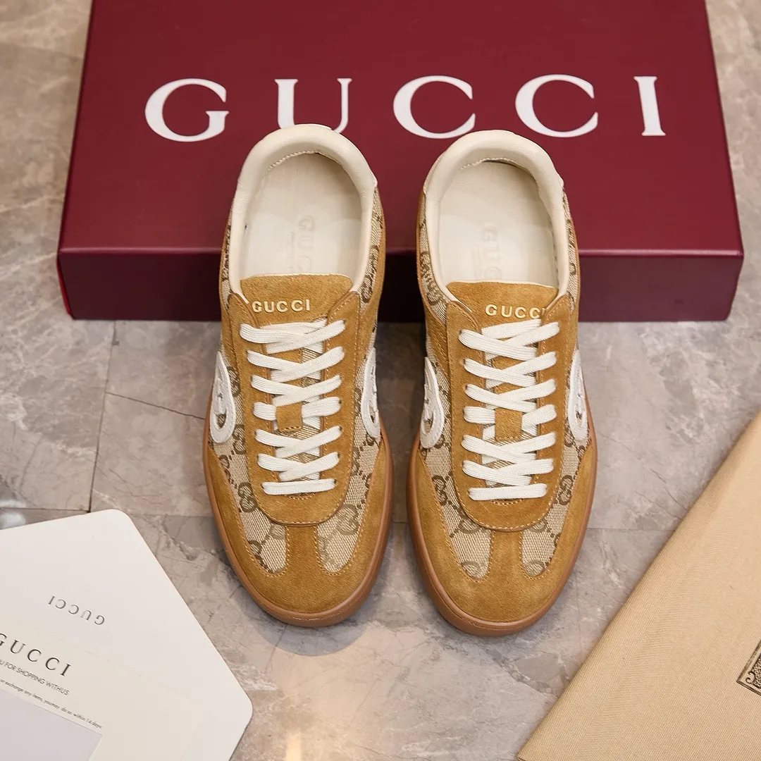 p260 古驰 / Gucci 古驰G75 运动鞋男女士 35-45 古驰滑板鞋 这款运动鞋从70年代的复古篮球鞋中汲取灵感，鞋身醒目点缀互扣式双G标识。这款设计甄选柔软牛皮革精制而成，巧妙融入镂空牛皮革镶饰。 镂空牛皮革镶饰 牛皮革衬里 橡胶鞋底 另附一副鞋带 互扣式双G细节 系带固定 平底 跟高：3厘米