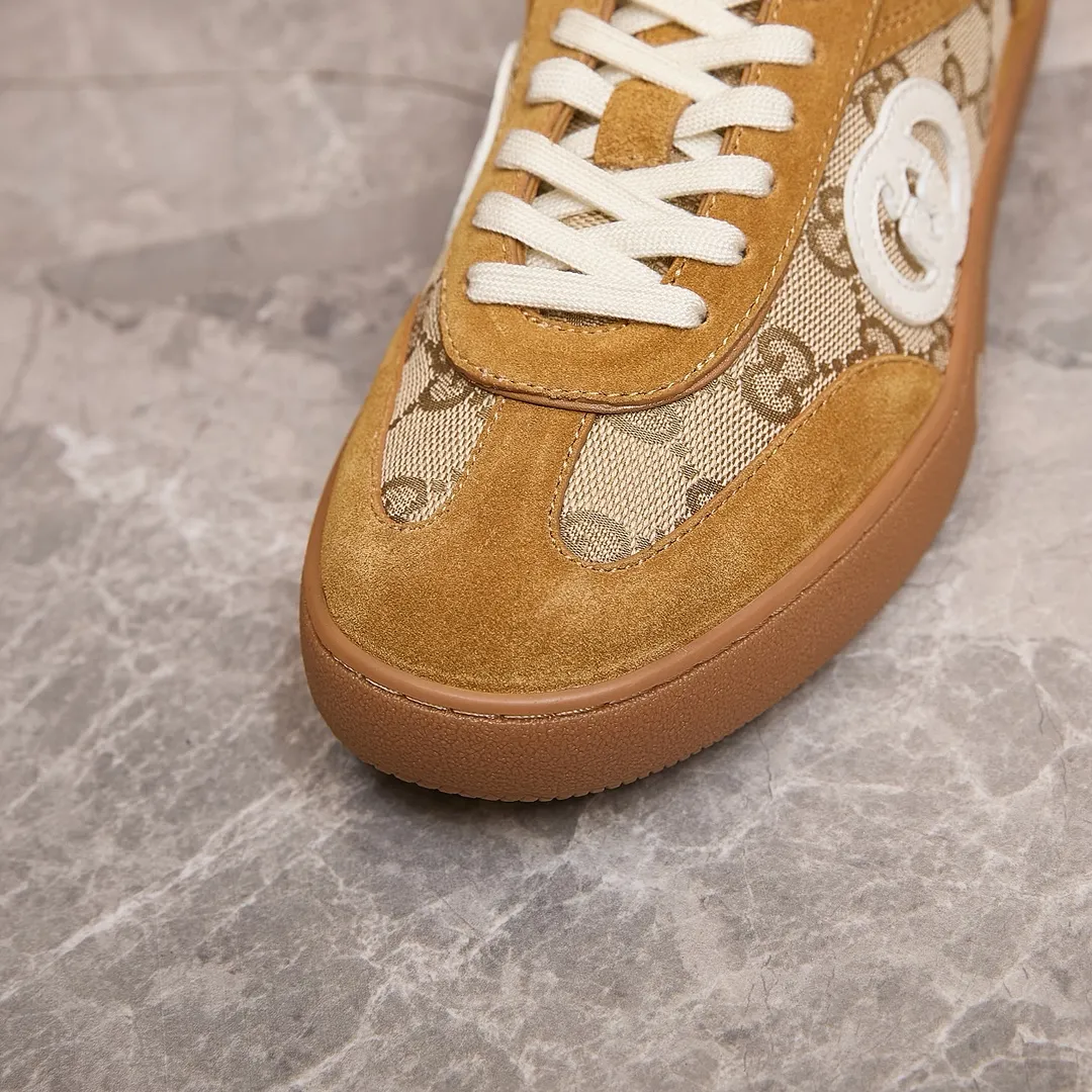 p260 古驰 / Gucci 古驰G75 运动鞋男女士 35-45 古驰滑板鞋 这款运动鞋从70年代的复古篮球鞋中汲取灵感，鞋身醒目点缀互扣式双G标识。这款设计甄选柔软牛皮革精制而成，巧妙融入镂空牛皮革镶饰。 镂空牛皮革镶饰 牛皮革衬里 橡胶鞋底 另附一副鞋带 互扣式双G细节 系带固定 平底 跟高：3厘米