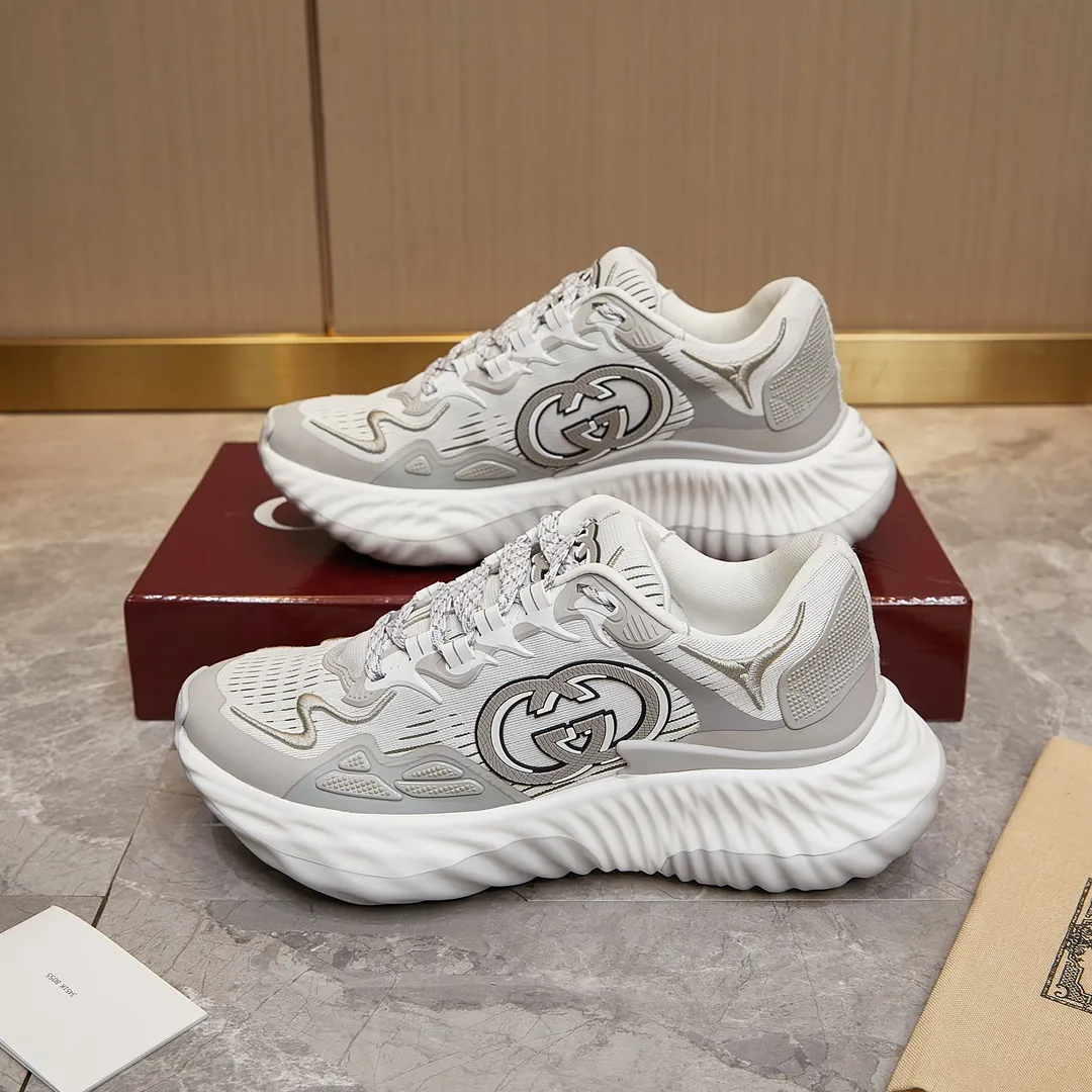 p380 古驰 / Gucci Gucci Ripple系列 运动鞋男女士35-46 早秋系列以现代视角焕新诠释品牌经典设计元素和精致图案。这款厚底运动鞋以轻薄双色网布匠心打造,巧妙融入撞色互扣式双G和闪电橡胶细节,洋溢着浓浓的科技感。 绿色和黄色网布 刺绣细节 互扣式双G和闪电橡胶细节 橡胶鞋底 鞋底饰Gucci互扣式双G标识细节 互扣式双G橡胶标识 多色鞋带 另附一副鞋带 系带式 低跟