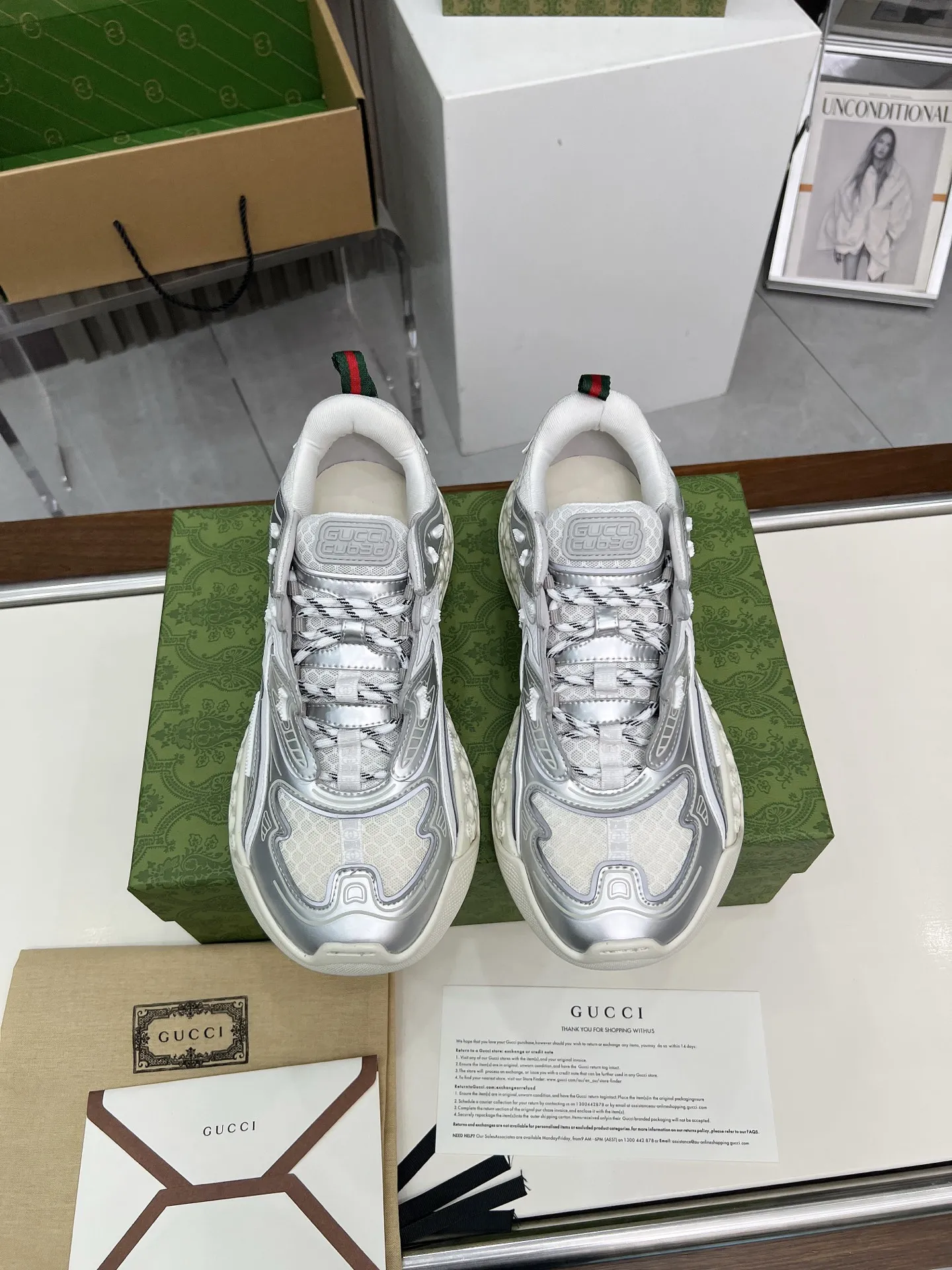 工厂价400❤️&zwj;🔥❤️&zwj;🔥❤️&zwj;🔥Gucci&mdash;&mdash;❤️&zwj;cub3d🔥❤️&zwj;🔥❤️&zwj;🔥运动鞋重金打造❤️&zwj;🔥❤️&zwj;🔥❤️&zwj;🔥焕新演绎品牌标志性条纹织带元素😍😍当复古基因撞上未来感设计🎊🎊这双古驰新鞋直接把潮流阈值拉满💥 ✔️配色卡龙撞色+经典条纹，GG反光滚边，视觉冲击拿捏，出街自带高光滤镜 ✔️ 结构多层异材质拼接，网纱透气、皮革定型，大底EVA发泡及TPU组合😍😍😍时髦与实用双在线 ✔️ 细节做双G中底+标志性双G锁扣鞋带，复古DNA疯狂躁动，每一步都踩在潮流审美上❤️❤️❤️❤️ 配码：男39-45