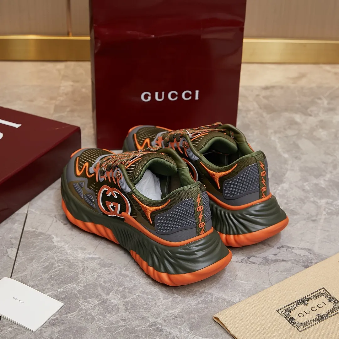 p380 古驰 / Gucci Gucci Ripple系列 运动鞋男女士35-46 早秋系列以现代视角焕新诠释品牌经典设计元素和精致图案。这款厚底运动鞋以轻薄双色网布匠心打造,巧妙融入撞色互扣式双G和闪电橡胶细节,洋溢着浓浓的科技感。 绿色和黄色网布 刺绣细节 互扣式双G和闪电橡胶细节 橡胶鞋底 鞋底饰Gucci互扣式双G标识细节 互扣式双G橡胶标识 多色鞋带 另附一副鞋带 系带式 低跟