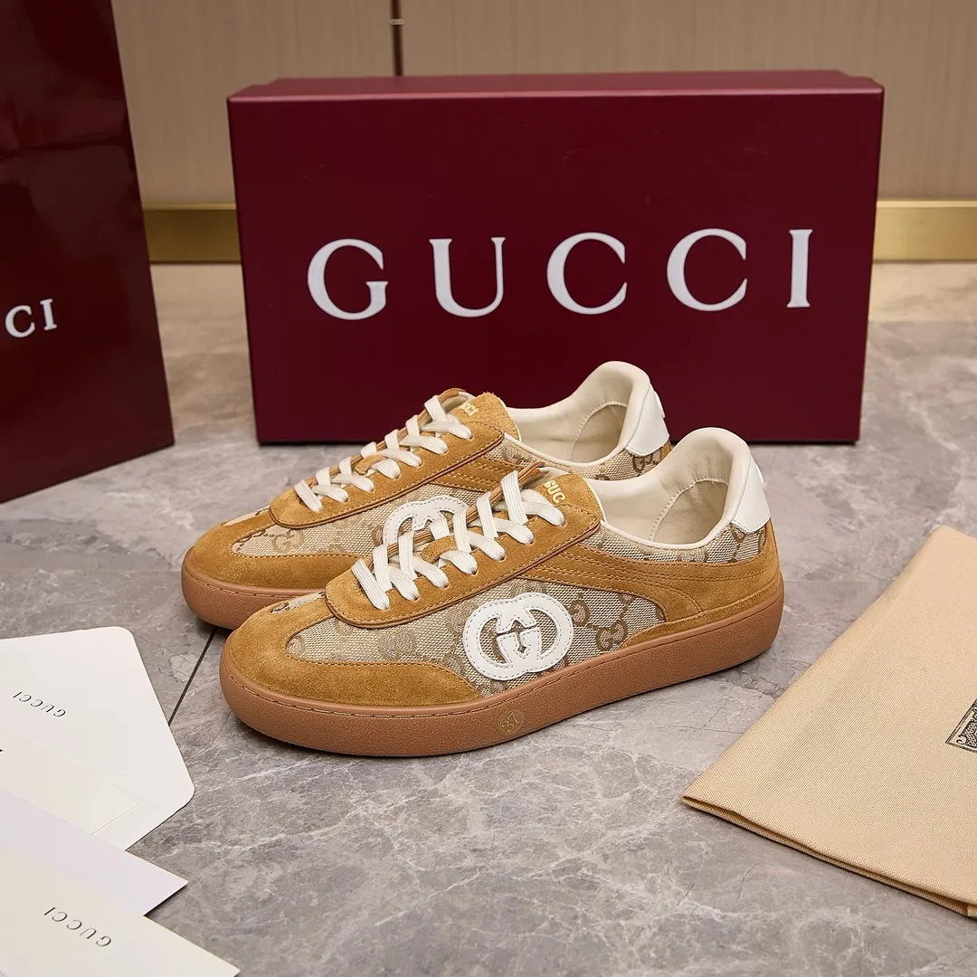 p260 古驰 / Gucci 古驰G75 运动鞋男女士 35-45 古驰滑板鞋 这款运动鞋从70年代的复古篮球鞋中汲取灵感,鞋身醒目点缀互扣式双G标识。这款设计甄选柔软牛皮革精制而成,巧妙融入镂空牛皮革镶饰。 镂空牛皮革镶饰 牛皮革衬里 橡胶鞋底 另附一副鞋带 互扣式双G细节 系带固定 平底 跟高:3厘米