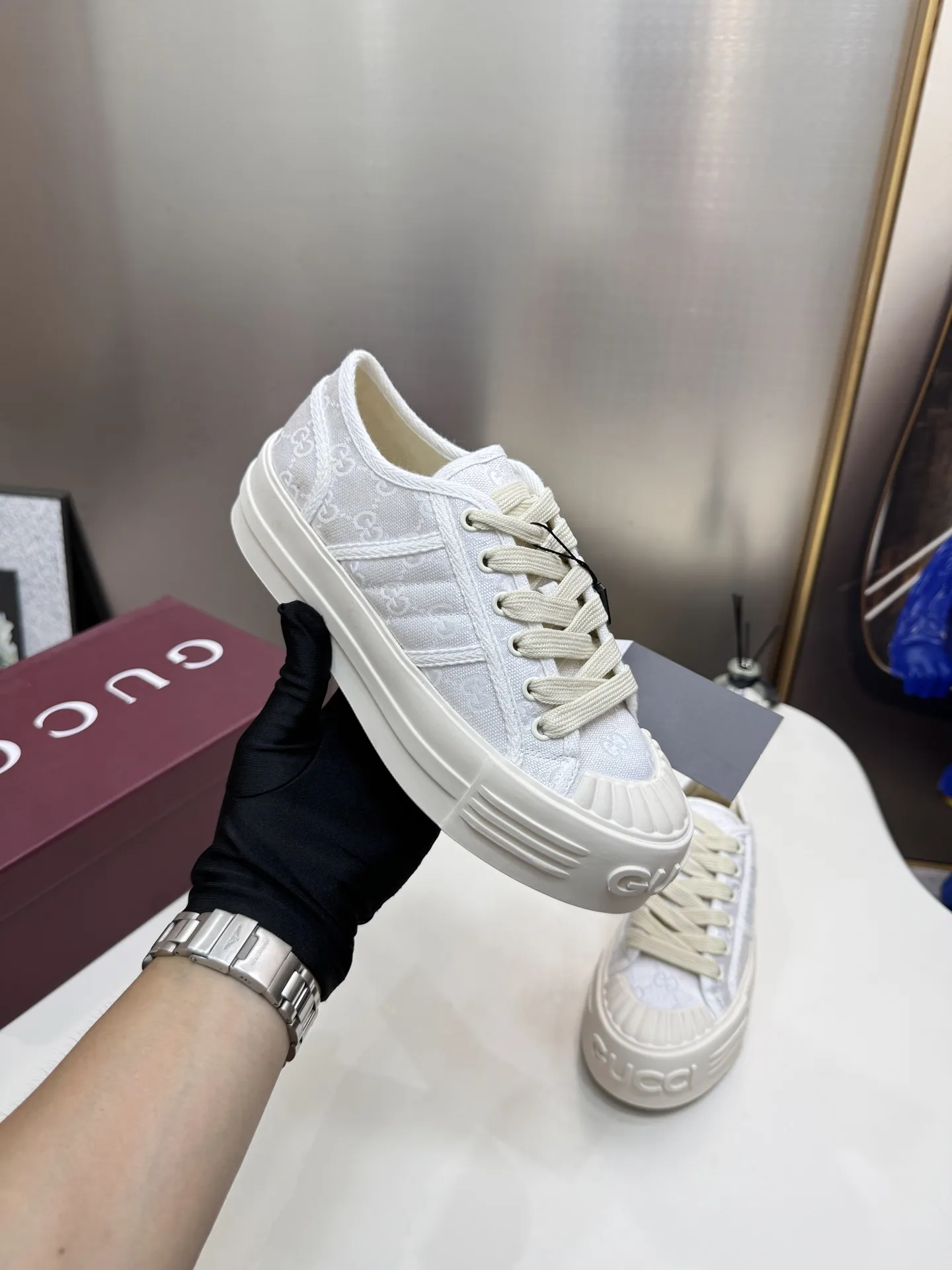 橙子出厂价💰130 Gucci古驰 25ss 最新款Lido系列 情侣款 帆布 织带 做旧 休闲 运动鞋 小脏鞋 滑板鞋 古驰 运动 休闲 帆布 原版购入开发 做货 这款单品出自Gucci Lido系列，设计灵感源自意大利海岸的夏日风情和海滩俱乐部。 早秋系列以现代视角焕新诠释品牌经典设计元素和精致图案。 这款低帮运动鞋以黑色棉质织物匠心打造，鞋底周围采用轻微做旧效果，鞋底巧妙融入GG图案和标识，鞋头缀饰Gucci印花压纹标识 面料: 原版定制高密度帆布 内里: 原版定制高密度帆布 大底: 原版开模防滑橡胶材质 底厚: 4.5CM Size: #女款35-40