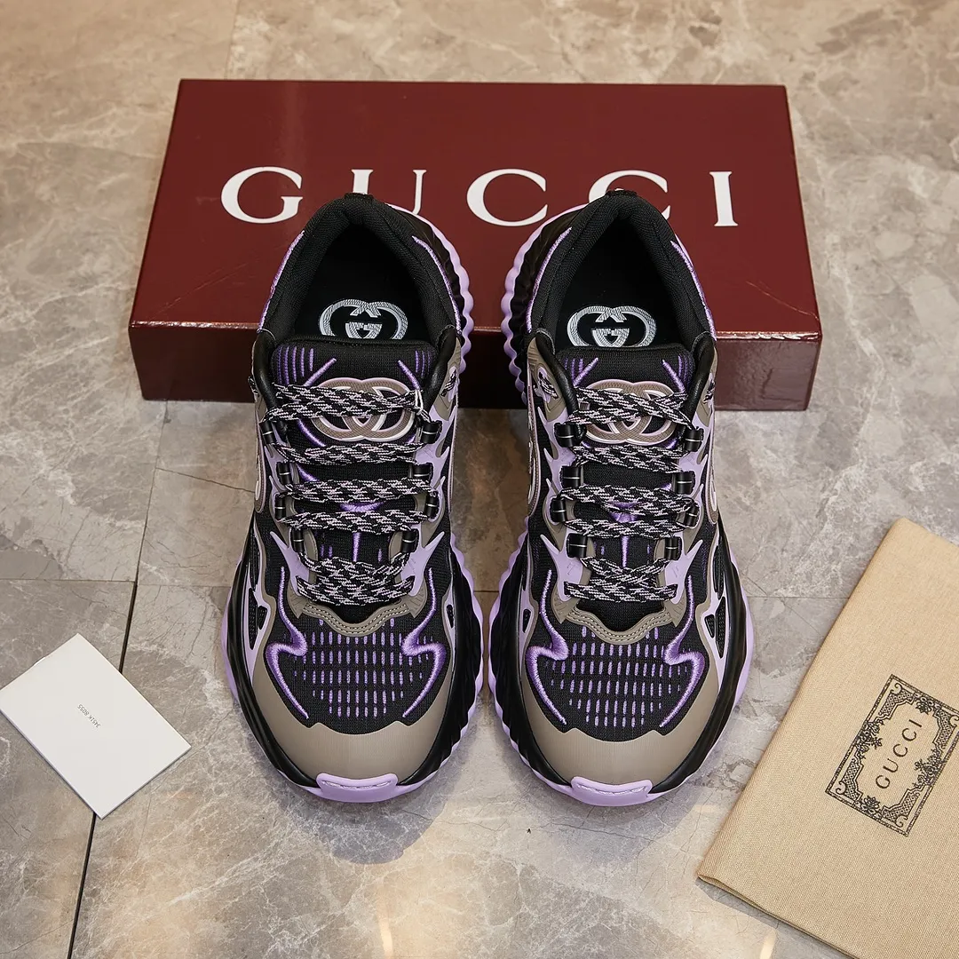 p380 古驰 / Gucci Gucci Ripple系列 运动鞋男女士35-46 早秋系列以现代视角焕新诠释品牌经典设计元素和精致图案。这款厚底运动鞋以轻薄双色网布匠心打造，巧妙融入撞色互扣式双G和闪电橡胶细节，洋溢着浓浓的科技感。 绿色和黄色网布 刺绣细节 互扣式双G和闪电橡胶细节 橡胶鞋底 鞋底饰Gucci互扣式双G标识细节 互扣式双G橡胶标识 多色鞋带 另附一副鞋带 系带式 低跟
