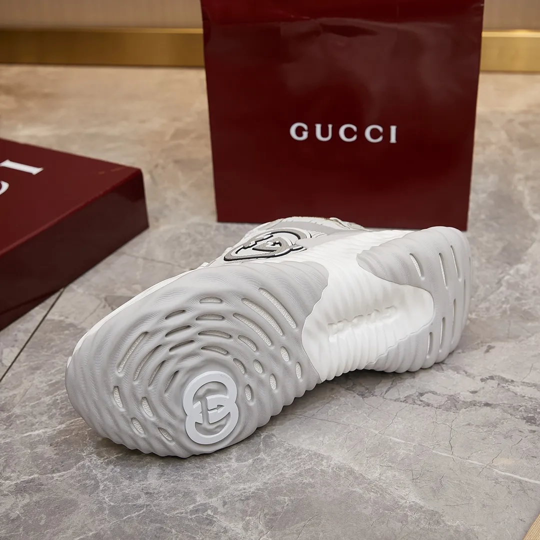 p380 古驰 / Gucci Gucci Ripple系列 运动鞋男女士35-46 早秋系列以现代视角焕新诠释品牌经典设计元素和精致图案。这款厚底运动鞋以轻薄双色网布匠心打造,巧妙融入撞色互扣式双G和闪电橡胶细节,洋溢着浓浓的科技感。 绿色和黄色网布 刺绣细节 互扣式双G和闪电橡胶细节 橡胶鞋底 鞋底饰Gucci互扣式双G标识细节 互扣式双G橡胶标识 多色鞋带 另附一副鞋带 系带式 低跟