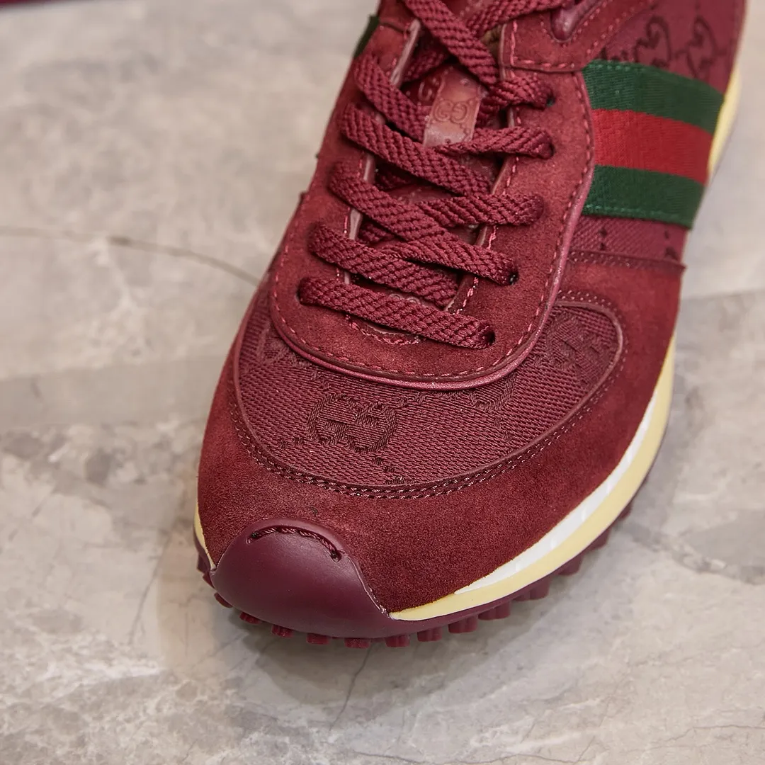 P320 古驰 / Gucci Gucci Re-Motion系列女士运动鞋 35-40 古驰运动鞋 这款运动鞋采用动感十足的廓形,配以可拆卸可调节踝部绑带。轻盈且灵活的外底经过特殊处理,洋溢着浓郁的复古风情。标志性红绿织带令这件单品愈发饱满。 白色绒面材质 女士 GG尼龙 红绿织带 织物衬里 可拆卸可调节踝部绑带 饰互扣式双G和手写体Gucci标识橡胶外底 饰互扣式双G细节孔眼 鞋舌饰以高频压花工艺打造的3D立体Gucci字样标识和互扣式双G元素 系带固定