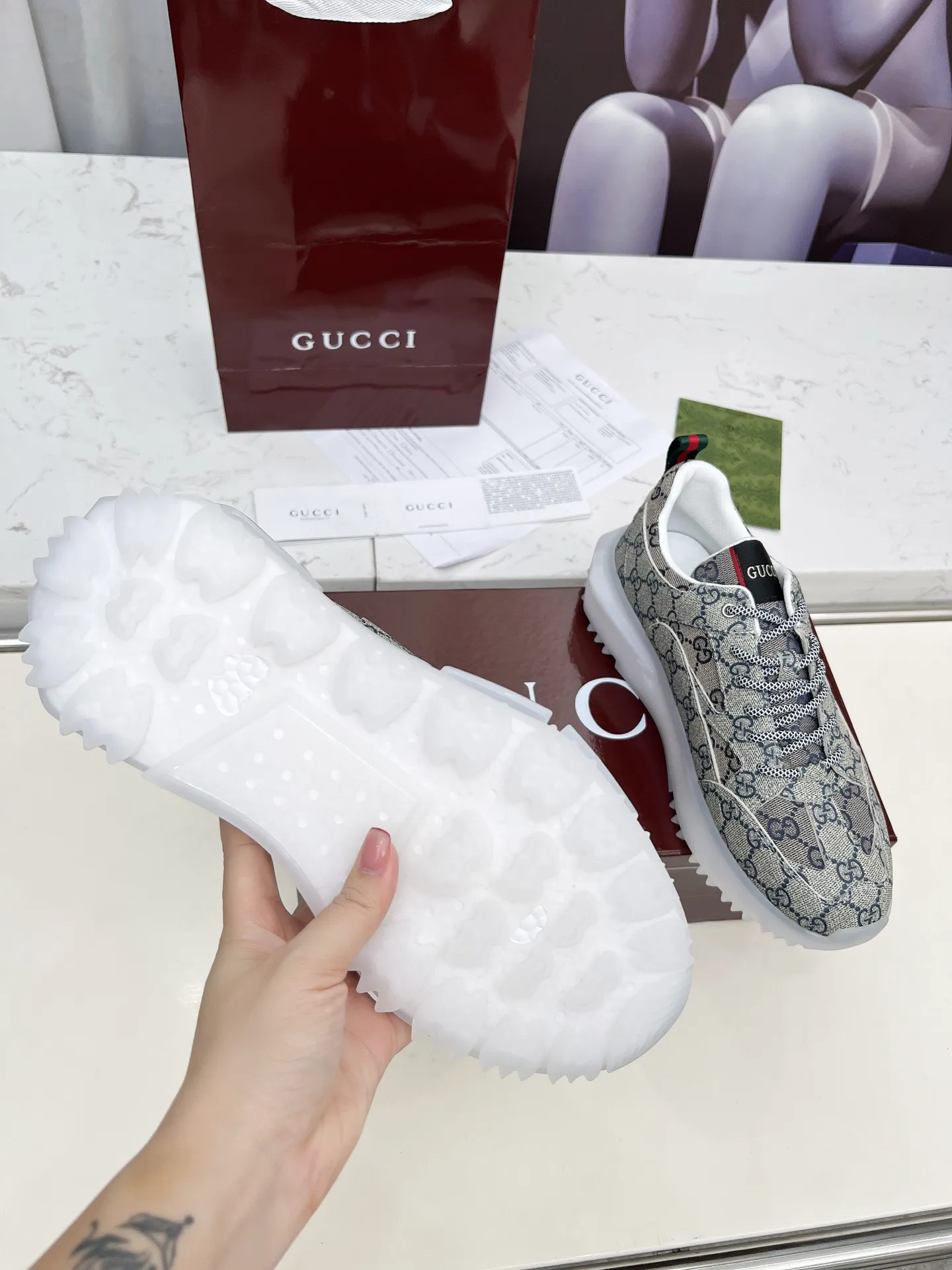 ❤️🔥❤️🔥❤️🔥Gucci系列 2.0运动鞋重金打造❤️🔥❤️🔥❤️🔥焕新演绎品牌标志性条纹织带元素😍😍当复古基因撞上未来感设计🎊🎊这双古驰新鞋直接把潮流阈值拉满💥 ✔️配色卡龙撞色+经典条纹,GG反光滚边,视觉冲击拿捏,出街自带高光滤镜 ✔️ 结构多层异材质拼接,网纱透气、皮革定型,大底EVA发泡及TPU组合😍😍😍时髦与实用双在线 ✔️ 细节做双G中底+标志性双G锁扣鞋带,复古DNA疯狂躁动,每一步都踩在潮流审美上❤️❤️❤️❤️ 配码:男39-44 💰270