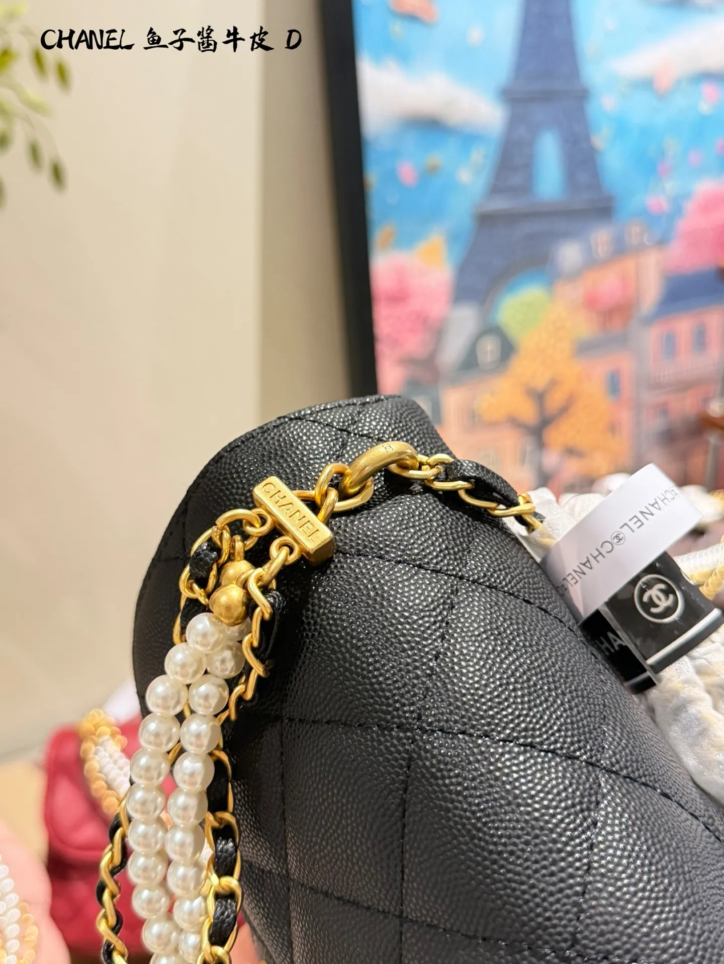 p240 香奈儿珍珠链条方胖子 🖤香奈儿24P珍珠链条方胖子,鱼子酱小牛皮经典菱格纹,金色双C扣超有辨识度✨。珍珠链条设计,手提、单肩、斜挎都OK,17×12.5×5cm容量刚好,日常出行超实用!小羊皮柔软但要注意保养哦~珍珠链条是季节限定,时髦又实用,是香奈儿热门断货款,超适合精致女孩入手!💼双盒包装