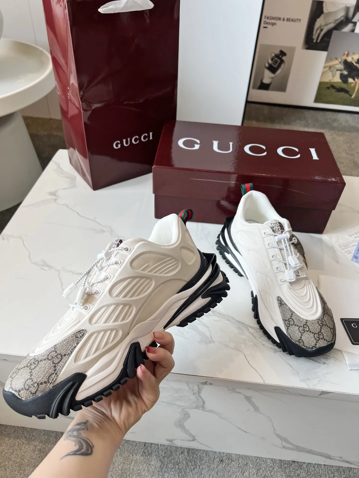❤️&zwj;🔥❤️&zwj;🔥❤️&zwj;🔥Gucci系列 2.0运动鞋重金打造❤️&zwj;🔥❤️&zwj;🔥❤️&zwj;🔥焕新演绎品牌标志性条纹织带元素😍😍当复古基因撞上未来感设计🎊🎊这双古驰新鞋直接把潮流阈值拉满💥 ✔️配色卡龙撞色+经典条纹，GG反光滚边，视觉冲击拿捏，出街自带高光滤镜 ✔️ 结构多层异材质拼接，网纱透气、皮革定型，大底EVA发泡及TPU组合😍😍😍时髦与实用双在线 ✔️ 细节做双G中底+标志性双G锁扣鞋带，复古DNA疯狂躁动，每一步都踩在潮流审美上❤️❤️❤️❤️ 配码：男39-44 💰270 👉