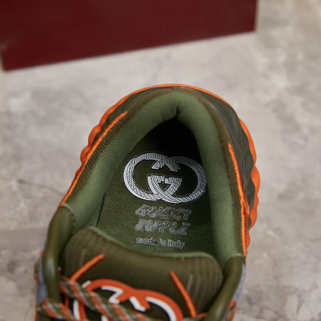 p380 古驰 / Gucci Gucci Ripple系列 运动鞋男女士35-46 早秋系列以现代视角焕新诠释品牌经典设计元素和精致图案。这款厚底运动鞋以轻薄双色网布匠心打造,巧妙融入撞色互扣式双G和闪电橡胶细节,洋溢着浓浓的科技感。 绿色和黄色网布 刺绣细节 互扣式双G和闪电橡胶细节 橡胶鞋底 鞋底饰Gucci互扣式双G标识细节 互扣式双G橡胶标识 多色鞋带 另附一副鞋带 系带式 低跟
