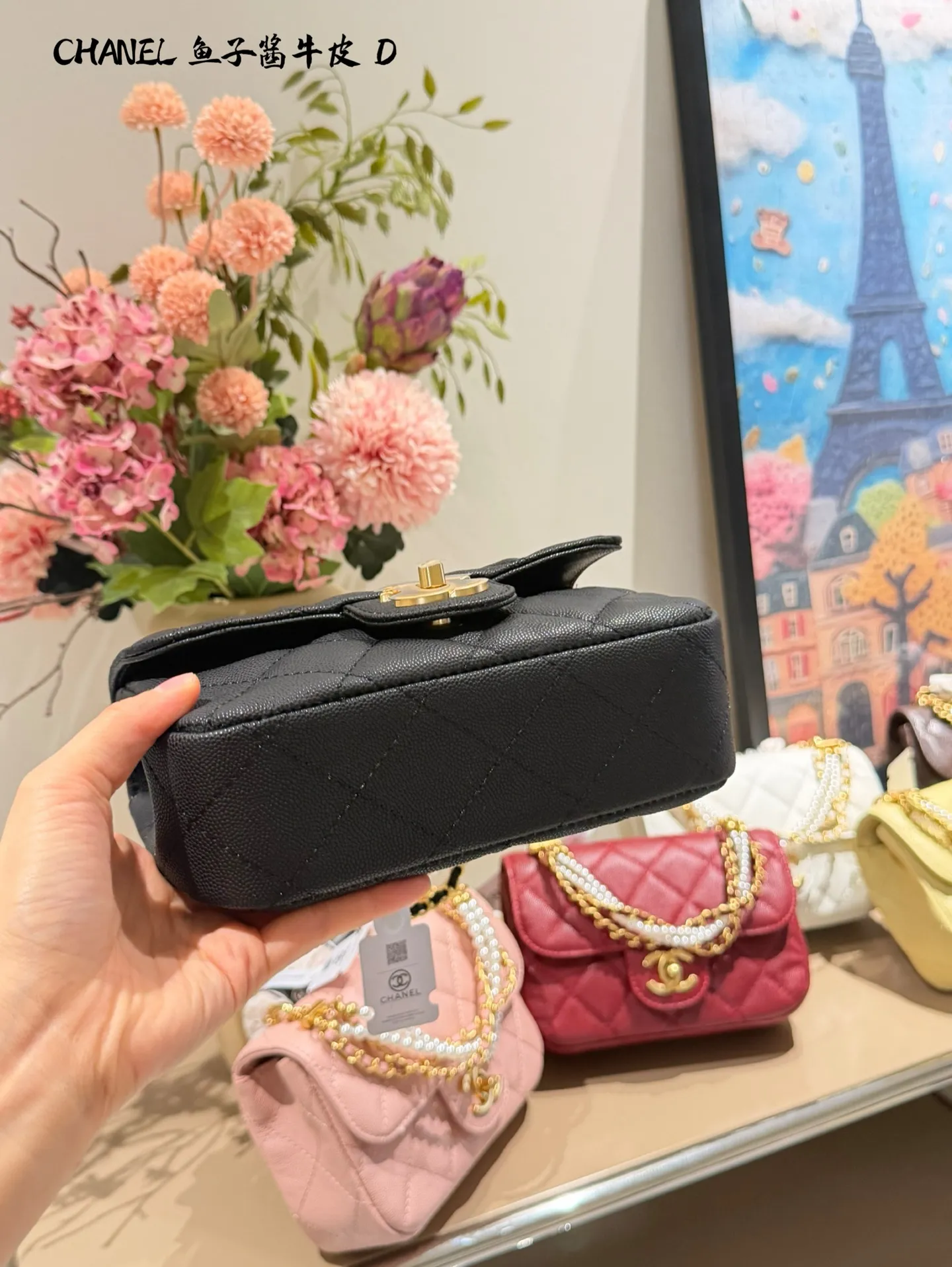 p240 香奈儿珍珠链条方胖子​​ 🖤香奈儿24P珍珠链条方胖子，鱼子酱小牛皮经典菱格纹，金色双C扣超有辨识度✨。珍珠链条设计，手提、单肩、斜挎都OK，17&times;12.5&times;5cm容量刚好，日常出行超实用！小羊皮柔软但要注意保养哦～珍珠链条是季节限定，时髦又实用，是香奈儿热门断货款，超适合精致女孩入手！💼双盒包装