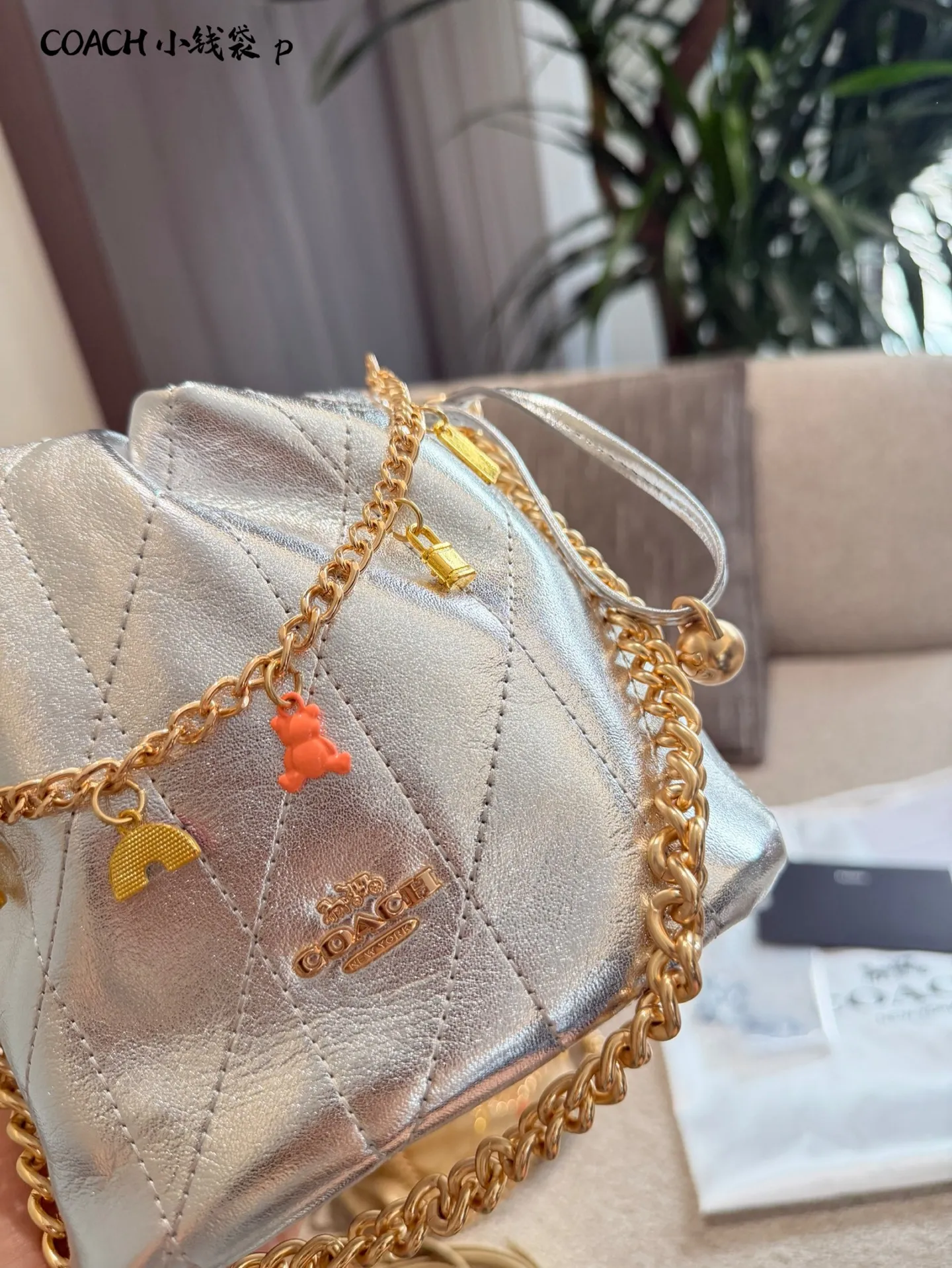 p145 COACH Faye Mini小水桶包​​ 🖤COACH Faye Mini小水桶包，黑色绗缝羊皮+金色链条，复古又时髦✨。迷你抽绳设计，日常通勤、约会都能轻松驾驭。链条可调节，单肩斜挎随心切换，实用又百搭！包身小巧但容量够用，手机口红都能装下，羊皮柔软耐用，质感满分，是轻奢入门必入热门款！16cm