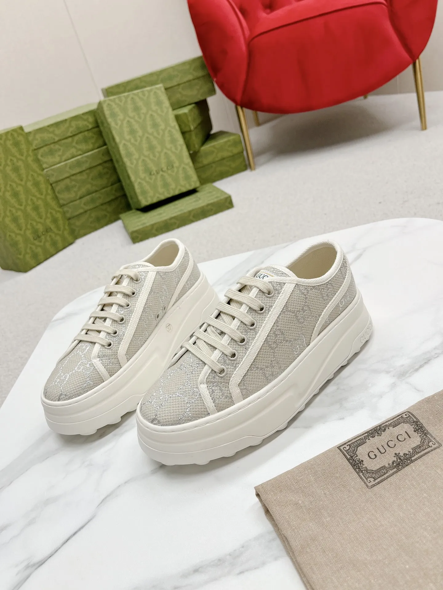 橙子出厂价💰110 GUCCI 古驰 经典刺绣GG低帮老花厚底帆布鞋 休闲鞋板鞋 情侣款 这件亮眼吸睛的单品从网球世界中汲取创作灵感。这款运动鞋采用同色调米色和乌木色经典GG帆布制成，厚实鞋底和撞色织物滚边流露现代美感。 鞋面：经典GG帆布 大底：互扣式双G橡胶大底 底厚：5CM 码数：35-44