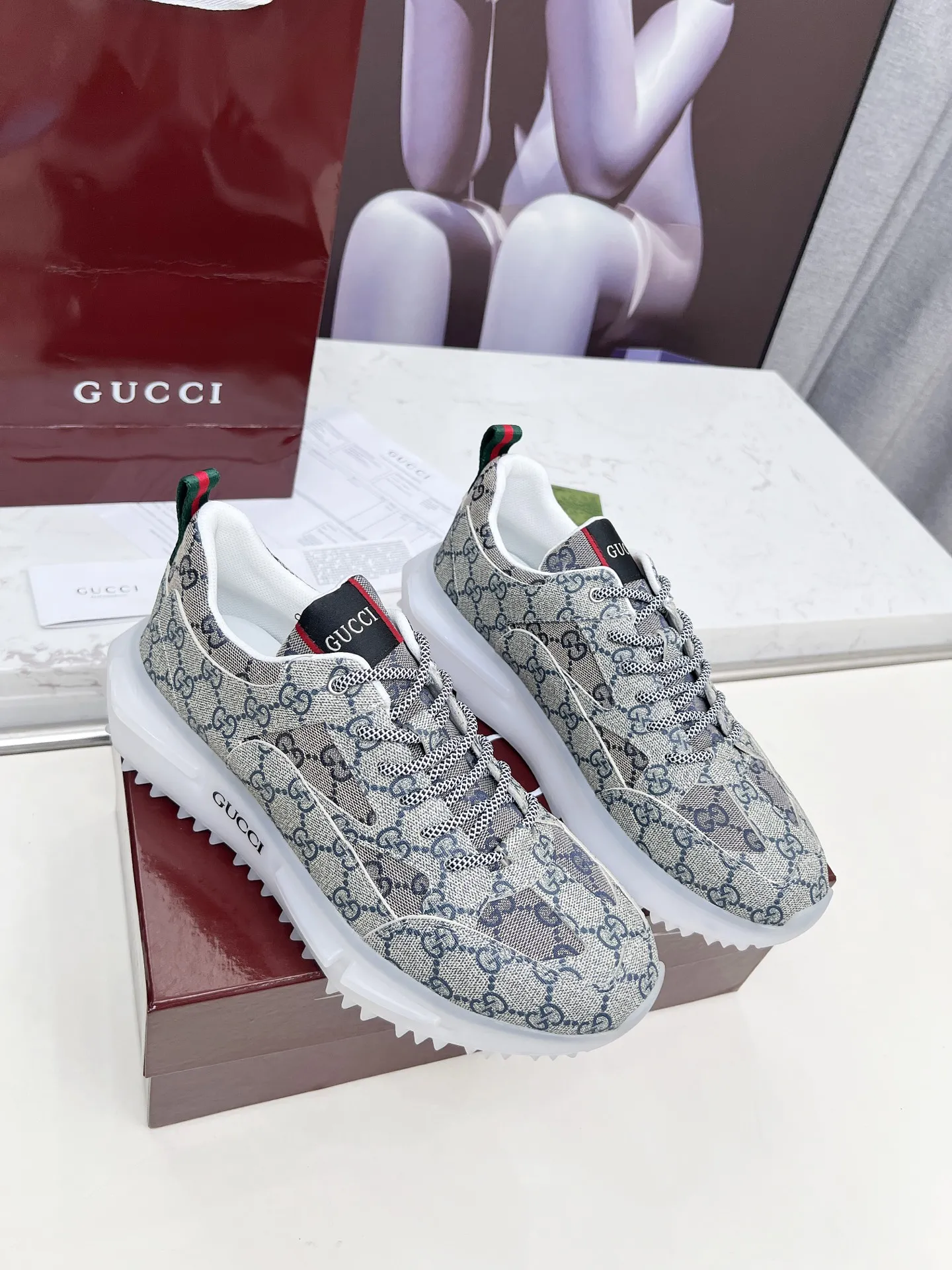❤️&zwj;🔥❤️&zwj;🔥❤️&zwj;🔥Gucci系列 2.0运动鞋重金打造❤️&zwj;🔥❤️&zwj;🔥❤️&zwj;🔥焕新演绎品牌标志性条纹织带元素😍😍当复古基因撞上未来感设计🎊🎊这双古驰新鞋直接把潮流阈值拉满💥 ✔️配色卡龙撞色+经典条纹，GG反光滚边，视觉冲击拿捏，出街自带高光滤镜 ✔️ 结构多层异材质拼接，网纱透气、皮革定型，大底EVA发泡及TPU组合😍😍😍时髦与实用双在线 ✔️ 细节做双G中底+标志性双G锁扣鞋带，复古DNA疯狂躁动，每一步都踩在潮流审美上❤️❤️❤️❤️ 配码：男39-44 💰270