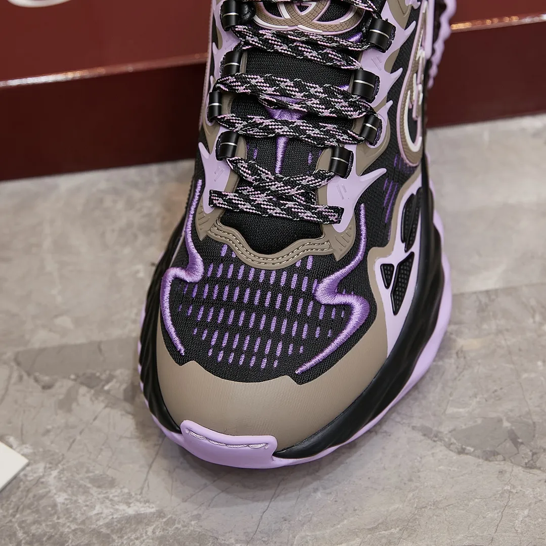 p380 古驰 / Gucci Gucci Ripple系列 运动鞋男女士35-46 早秋系列以现代视角焕新诠释品牌经典设计元素和精致图案。这款厚底运动鞋以轻薄双色网布匠心打造,巧妙融入撞色互扣式双G和闪电橡胶细节,洋溢着浓浓的科技感。 绿色和黄色网布 刺绣细节 互扣式双G和闪电橡胶细节 橡胶鞋底 鞋底饰Gucci互扣式双G标识细节 互扣式双G橡胶标识 多色鞋带 另附一副鞋带 系带式 低跟