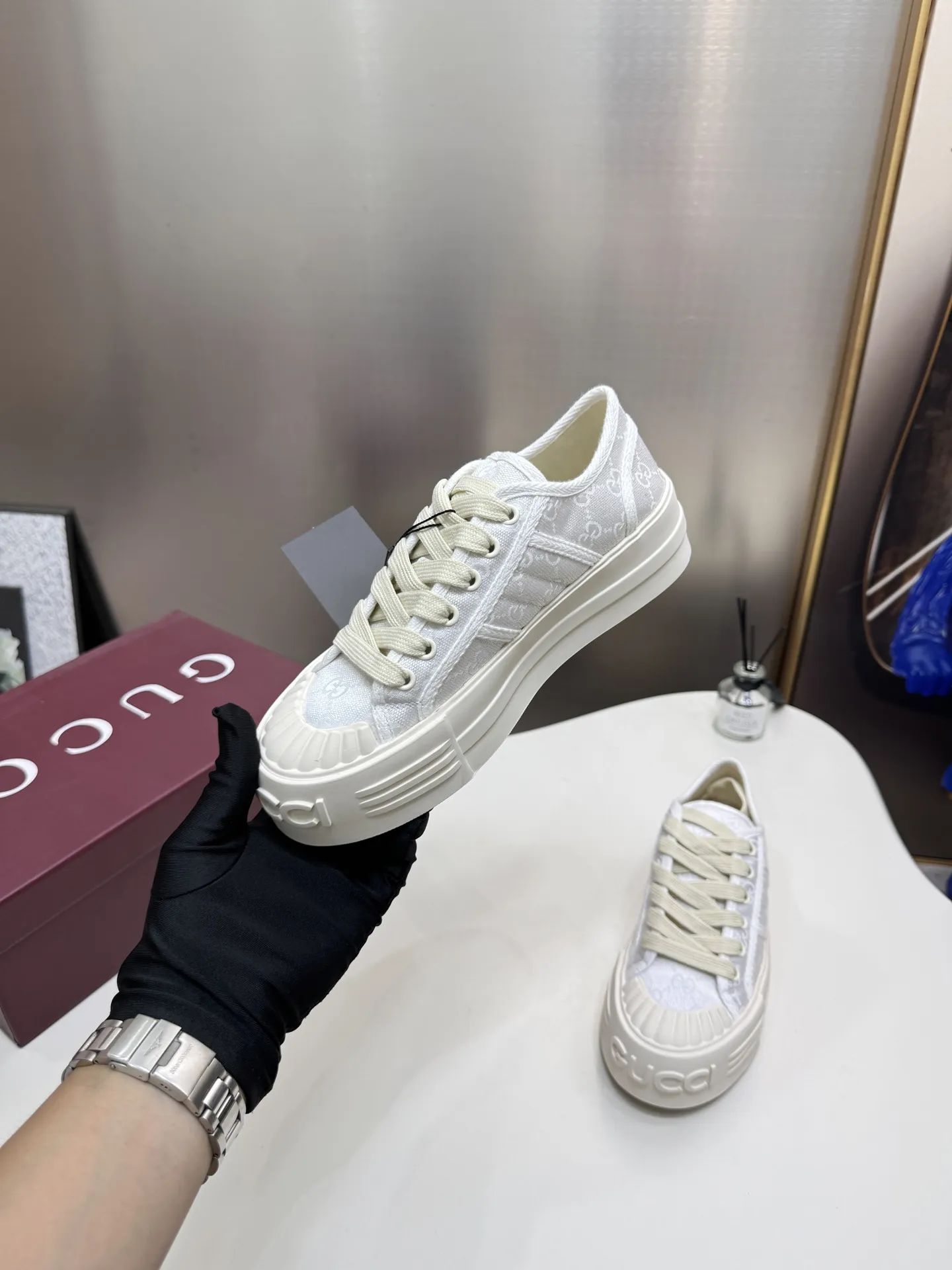 橙子出厂价💰130 Gucci古驰 25ss 最新款Lido系列 情侣款 帆布 织带 做旧 休闲 运动鞋 小脏鞋 滑板鞋 古驰 运动 休闲 帆布 原版购入开发 做货 这款单品出自Gucci Lido系列，设计灵感源自意大利海岸的夏日风情和海滩俱乐部。 早秋系列以现代视角焕新诠释品牌经典设计元素和精致图案。 这款低帮运动鞋以黑色棉质织物匠心打造，鞋底周围采用轻微做旧效果，鞋底巧妙融入GG图案和标识，鞋头缀饰Gucci印花压纹标识 面料: 原版定制高密度帆布 内里: 原版定制高密度帆布 大底: 原版开模防滑橡胶材质 底厚: 4.5CM Size: #女款35-40