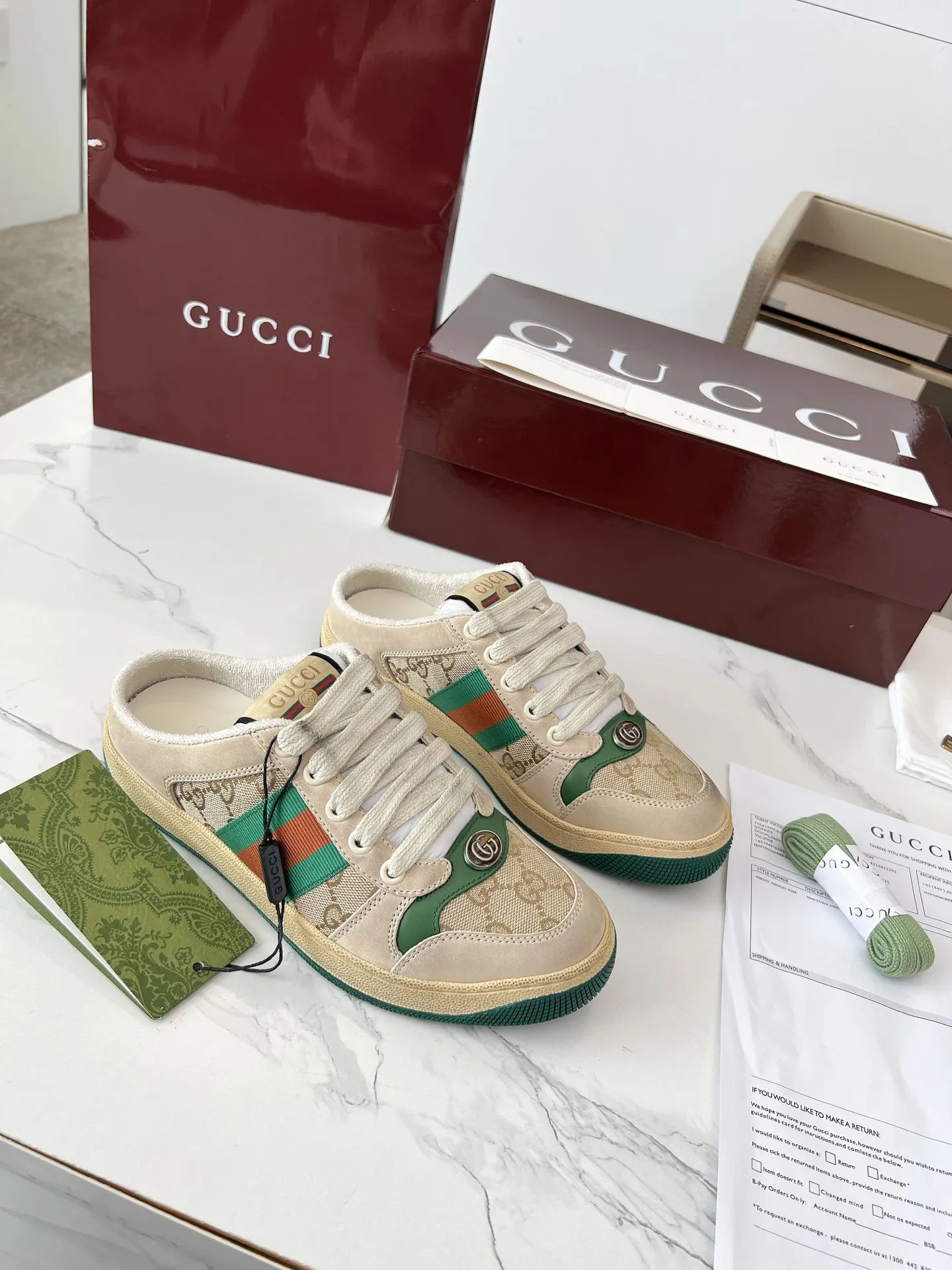 Screener系列名称的灵感来源于体育运动中的防守动作,运动鞋的设计从20世纪70年代的经典运动鞋不断汲取灵感。这款穆勒鞋以米色皮革呈现。侧面饰红绿条纹织带,巧妙点缀复古Gucci标识。 商品细节 ·米色皮革·GG帆布滚边·红绿织带 ·饰金属双G椭圆形珐琅细节·饰Gucci复古标识标签·双色厚实鞋底·另附一副鞋带·低跟 ·3厘米跟高·35-40 39-45 💰250