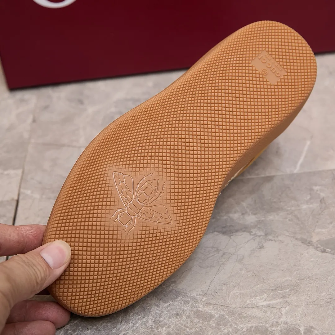 p260 古驰 / Gucci 古驰G75 运动鞋男女士 35-45 古驰滑板鞋 这款运动鞋从70年代的复古篮球鞋中汲取灵感,鞋身醒目点缀互扣式双G标识。这款设计甄选柔软牛皮革精制而成,巧妙融入镂空牛皮革镶饰。 镂空牛皮革镶饰 牛皮革衬里 橡胶鞋底 另附一副鞋带 互扣式双G细节 系带固定 平底 跟高:3厘米