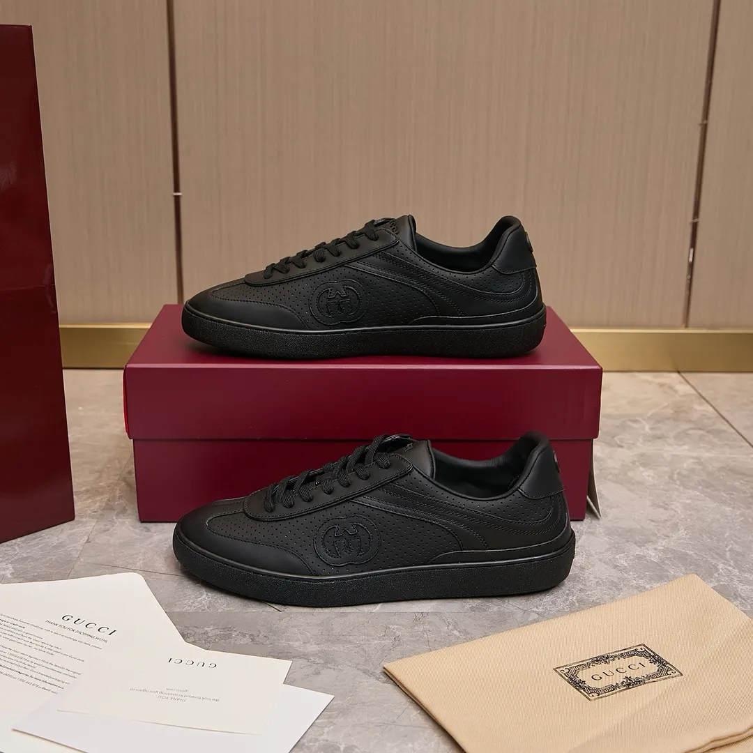 p260 古驰 / Gucci 古驰G75 运动鞋男女士 35-45 古驰滑板鞋 这款运动鞋从70年代的复古篮球鞋中汲取灵感,鞋身醒目点缀互扣式双G标识。这款设计甄选柔软牛皮革精制而成,巧妙融入镂空牛皮革镶饰。 镂空牛皮革镶饰 牛皮革衬里 橡胶鞋底 另附一副鞋带 互扣式双G细节 系带固定 平底 跟高:3厘米