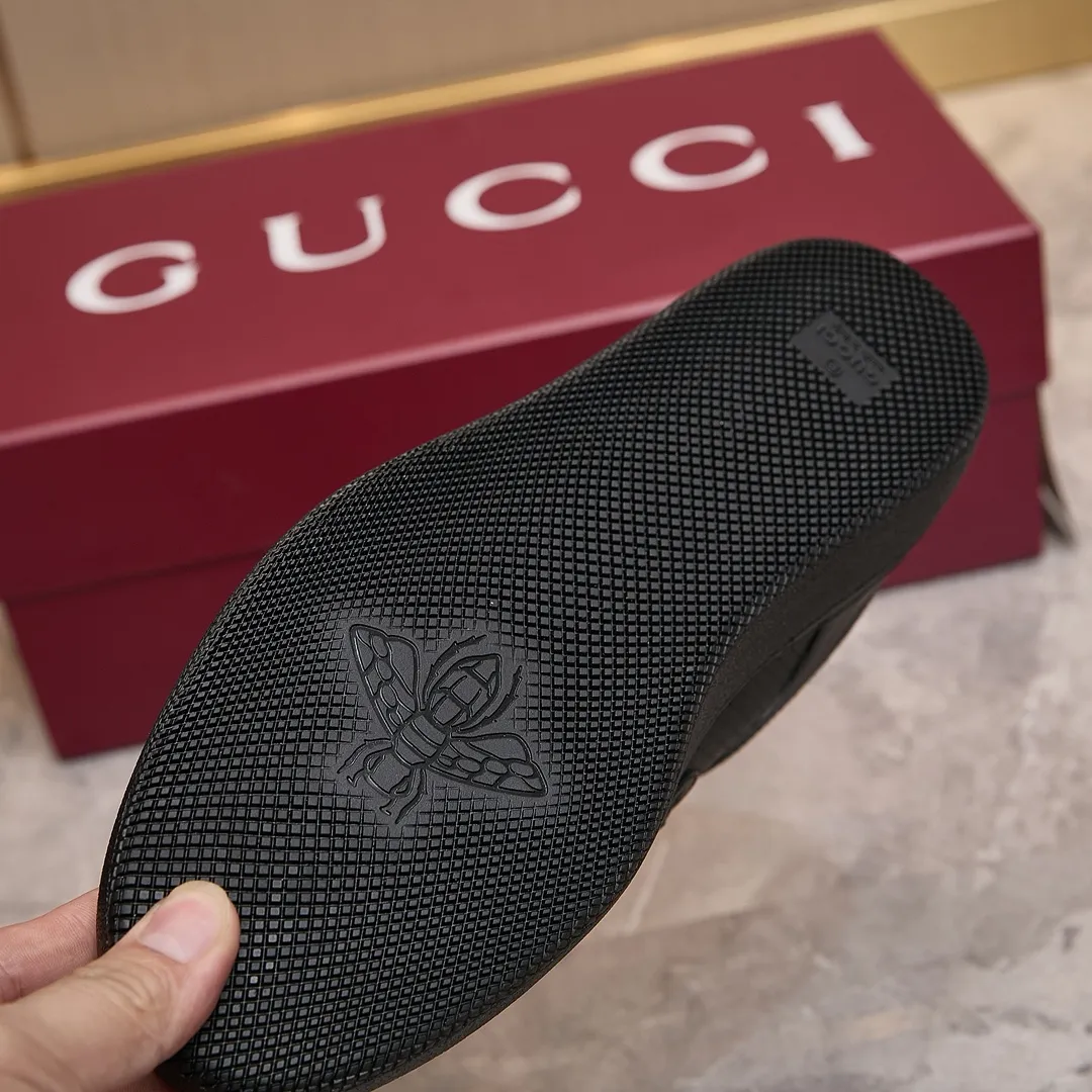 p260 古驰 / Gucci 古驰G75 运动鞋男女士 35-45 古驰滑板鞋 这款运动鞋从70年代的复古篮球鞋中汲取灵感,鞋身醒目点缀互扣式双G标识。这款设计甄选柔软牛皮革精制而成,巧妙融入镂空牛皮革镶饰。 镂空牛皮革镶饰 牛皮革衬里 橡胶鞋底 另附一副鞋带 互扣式双G细节 系带固定 平底 跟高:3厘米