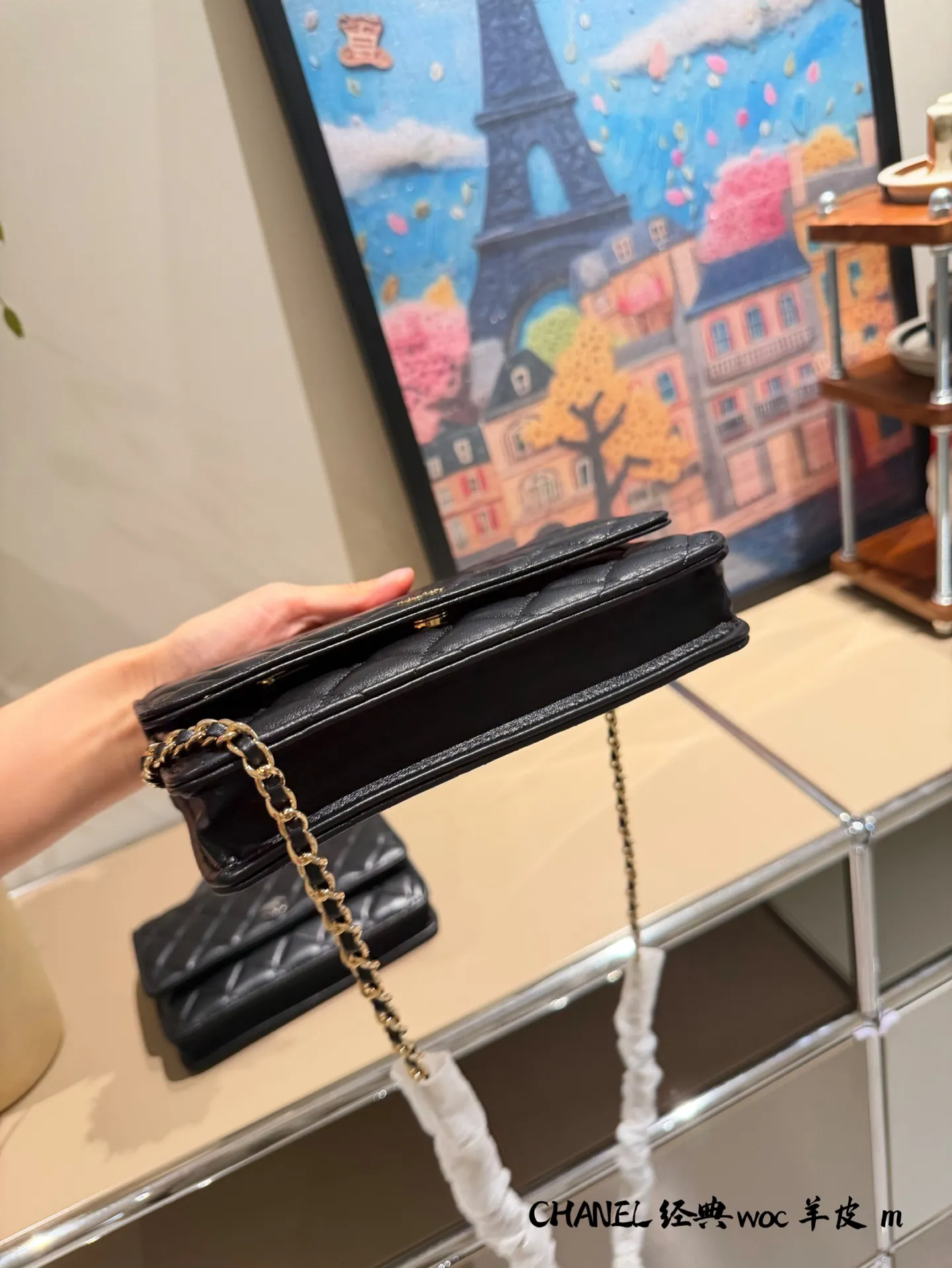 p175 香奈儿黑色WOC羊皮链条包​​ 🖤香奈儿WOC羊皮链条包，经典菱格纹+柔软小羊皮，触感超细腻，黑银配色低调又高级✨。尺寸19&times;13&times;5cm，内部有卡位、拉链暗格，能装手机、口红等日常小物，链条可手提、单肩或斜挎，通勤、约会、正式场合都能轻松驾驭💼。羊皮材质需注意保养，避免刮擦和水渍哦！双盒