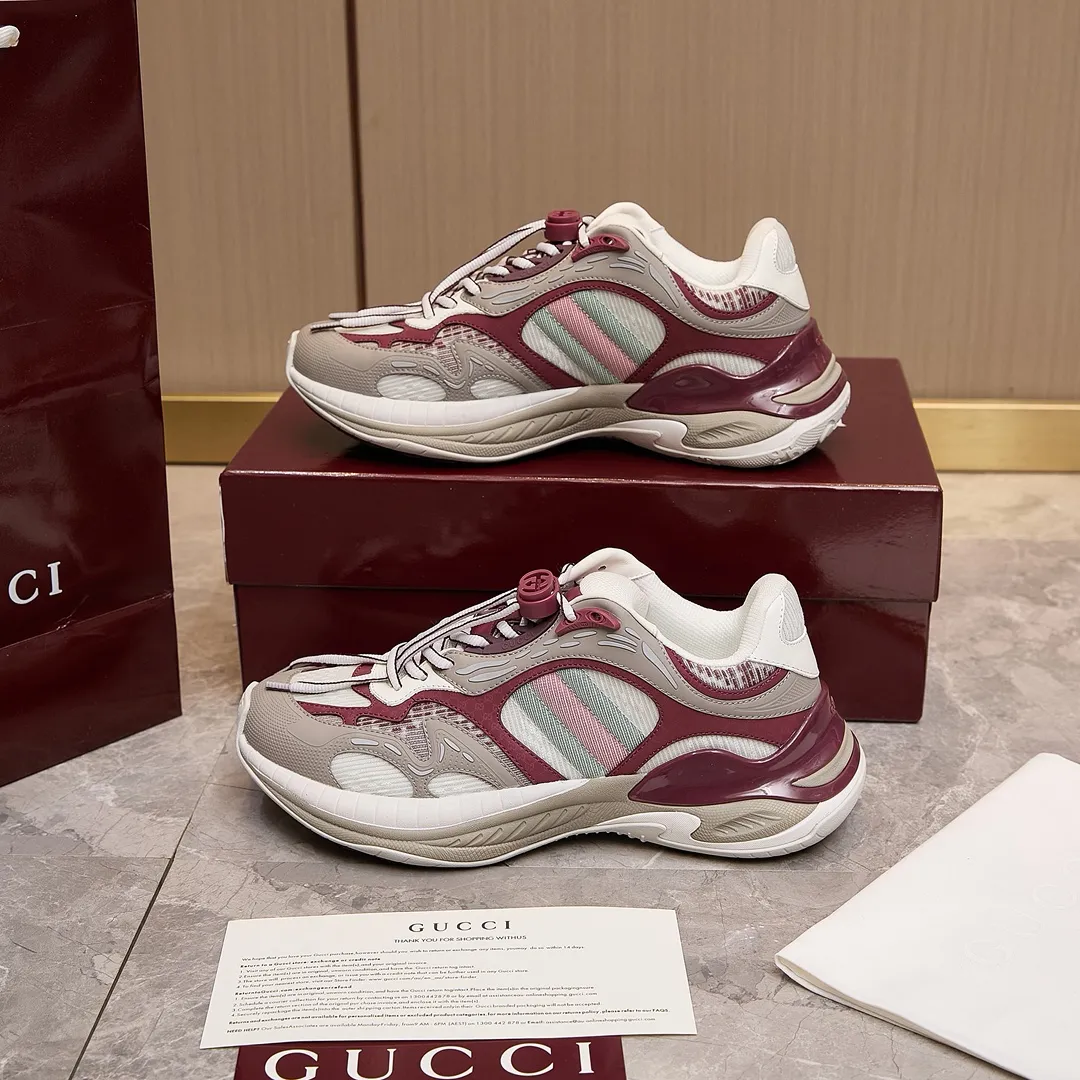 p460 古驰 / Gucci Gucci 2.0男女士运动鞋 35-45 （男码先出） Gucci 2.0运动鞋焕新演绎品牌标志性条纹织带元素。这款运动鞋焕新诠释标志性细节，采用EVA厚鞋底，搭配灵动廓形，带来稳步舒适穿着体验。 灰色和蓝色网眼布和皮革 皮革衬里 GG反光滚边 加衬织带 饰GG EVA橡胶鞋底 系带固定，配有互扣式双G鞋带