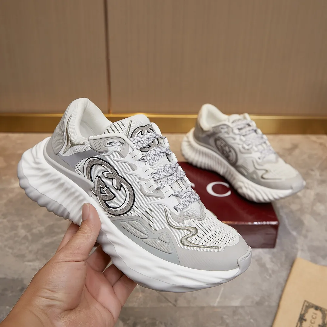 p380 古驰 / Gucci Gucci Ripple系列 运动鞋男女士35-46 早秋系列以现代视角焕新诠释品牌经典设计元素和精致图案。这款厚底运动鞋以轻薄双色网布匠心打造,巧妙融入撞色互扣式双G和闪电橡胶细节,洋溢着浓浓的科技感。 绿色和黄色网布 刺绣细节 互扣式双G和闪电橡胶细节 橡胶鞋底 鞋底饰Gucci互扣式双G标识细节 互扣式双G橡胶标识 多色鞋带 另附一副鞋带 系带式 低跟