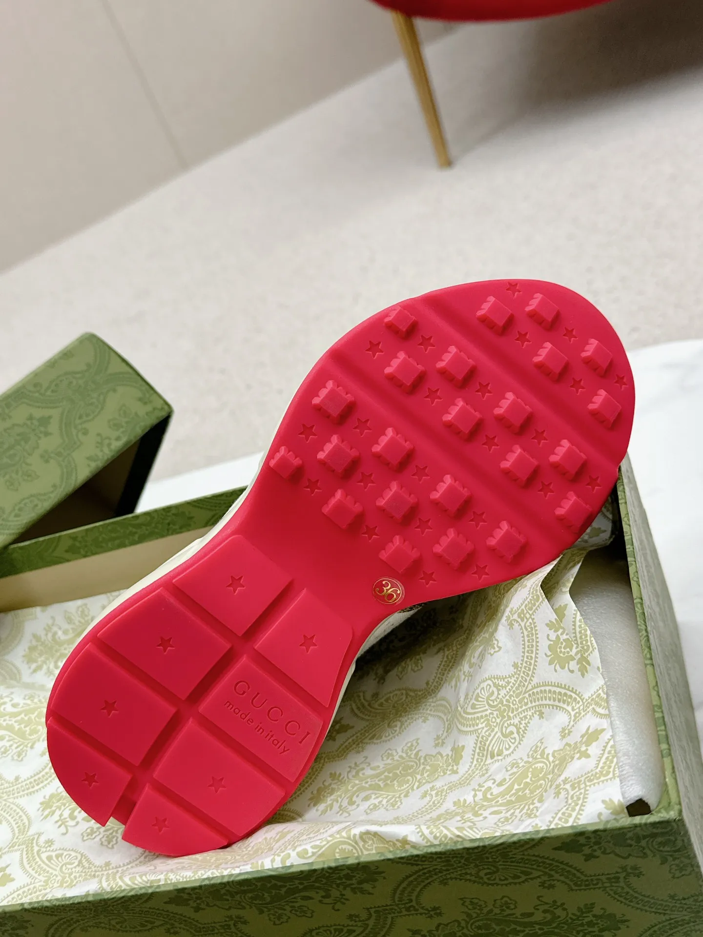 橙子出厂价💰135 【跑量主推款】Gucci 古驰 经典休闲男女运动鞋 增高厚底老爹鞋 情侣款 此款老爹鞋在今年仍然还是很受欢迎。对于爱美的人来说,鞋柜里不仅应该有一双白色的鞋子,还应该配有一双又帅又凹的老爹鞋!它的设计非常耐用,鞋底感觉非常柔软。穿在脚上既防滑又耐磨,而且用途广泛。为了显示自己的身高,老爹鞋子也是一个不错的选择。这款GUCCI是很好看的米白色,超级百搭。不挑衣服穿,也不挑包,随便搭。它穿上脚超级舒服,很软,还可以增高。 码数:34-45男女同款