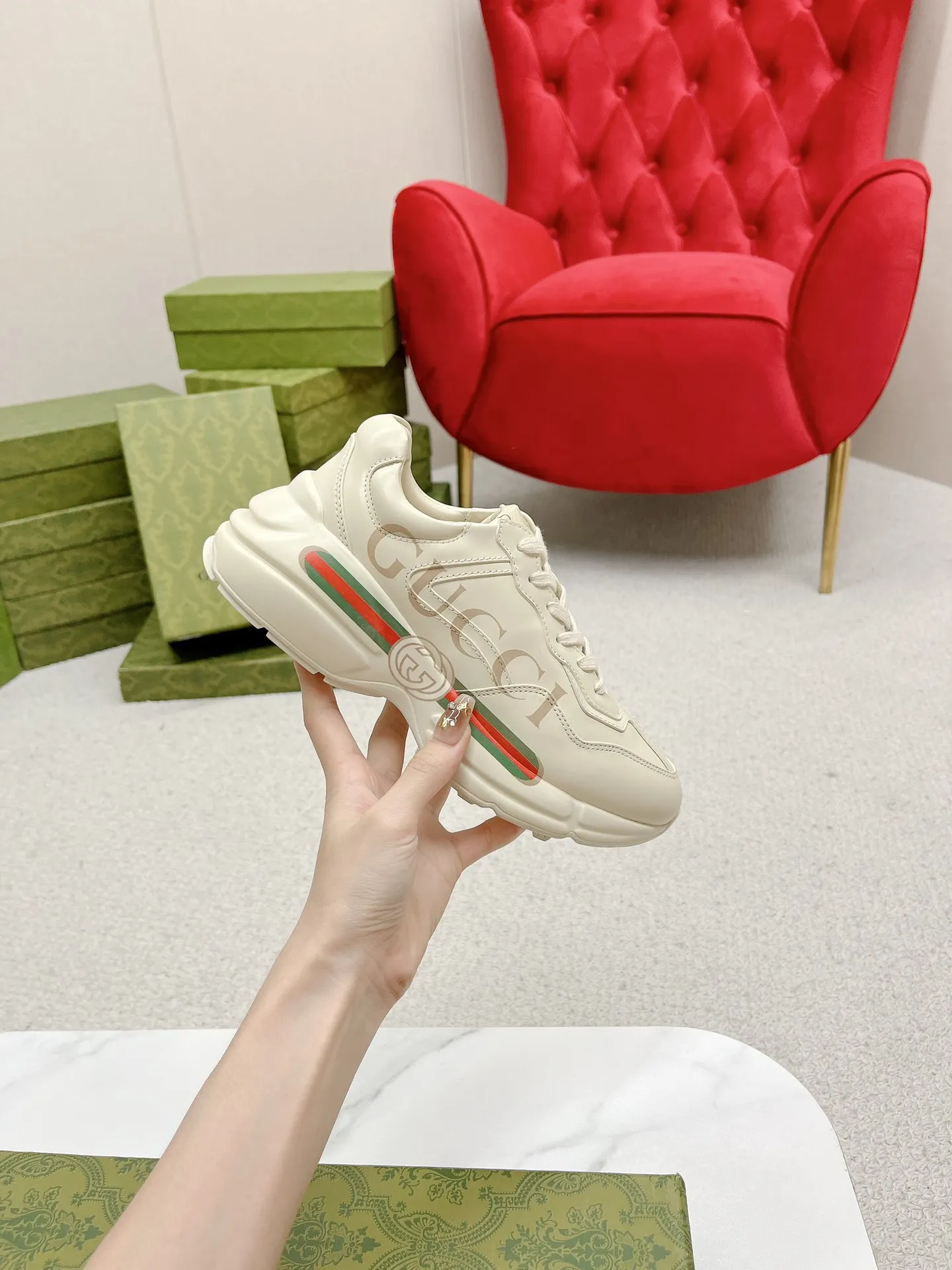 橙子出厂价💰135 【跑量主推款】Gucci 古驰 经典休闲男女运动鞋 增高厚底老爹鞋 情侣款 此款老爹鞋在今年仍然还是很受欢迎。对于爱美的人来说,鞋柜里不仅应该有一双白色的鞋子,还应该配有一双又帅又凹的老爹鞋!它的设计非常耐用,鞋底感觉非常柔软。穿在脚上既防滑又耐磨,而且用途广泛。为了显示自己的身高,老爹鞋子也是一个不错的选择。这款GUCCI是很好看的米白色,超级百搭。不挑衣服穿,也不挑包,随便搭。它穿上脚超级舒服,很软,还可以增高。 码数:34-45男女同款