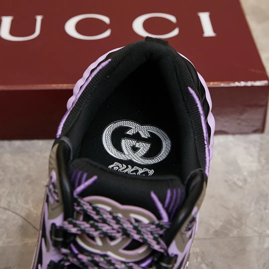 p380 古驰 / Gucci Gucci Ripple系列 运动鞋男女士35-46 早秋系列以现代视角焕新诠释品牌经典设计元素和精致图案。这款厚底运动鞋以轻薄双色网布匠心打造，巧妙融入撞色互扣式双G和闪电橡胶细节，洋溢着浓浓的科技感。 绿色和黄色网布 刺绣细节 互扣式双G和闪电橡胶细节 橡胶鞋底 鞋底饰Gucci互扣式双G标识细节 互扣式双G橡胶标识 多色鞋带 另附一副鞋带 系带式 低跟