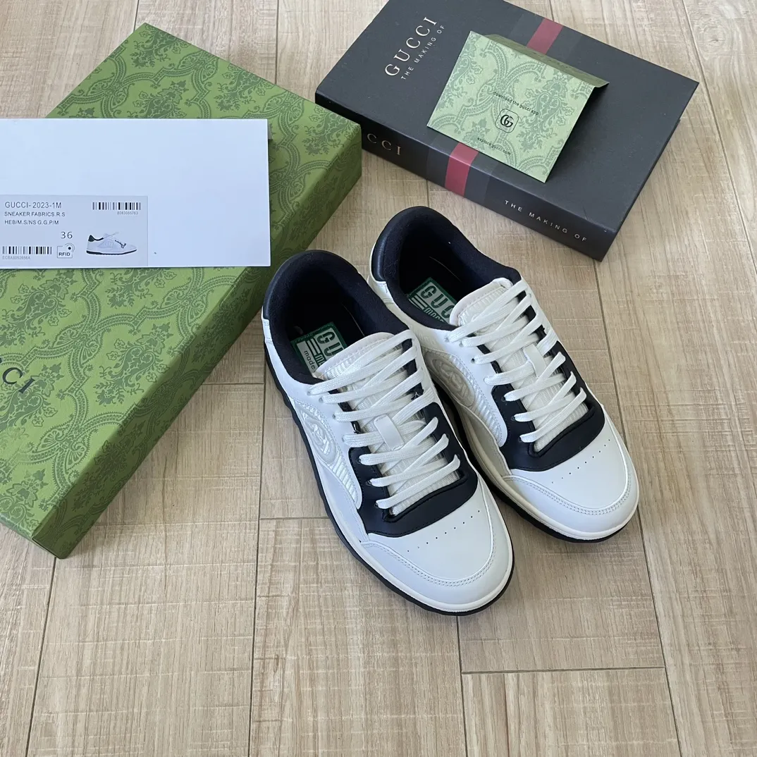 橙子出厂价💰115 Gucci 古驰春夏新款 MAC80系列 情侣款运动鞋 休闲鞋小白鞋 精致小巧的互扣式双G标识浪漫诠释此系列的美学理念。选用米白色皮革,复古灵感巧妙融于运动鞋设计,焕新演绎品牌标识。 面料:原版定制进口头层牛皮 内里:原版定制进口透气网里 大底:原版开模双色TPU大底 码数:35-44