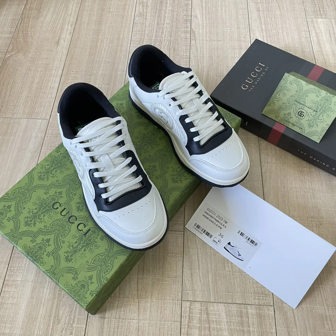 橙子出厂价💰115 Gucci 古驰春夏新款 MAC80系列 情侣款运动鞋 休闲鞋小白鞋 精致小巧的互扣式双G标识浪漫诠释此系列的美学理念。选用米白色皮革,复古灵感巧妙融于运动鞋设计,焕新演绎品牌标识。 面料:原版定制进口头层牛皮 内里:原版定制进口透气网里 大底:原版开模双色TPU大底 码数:35-44