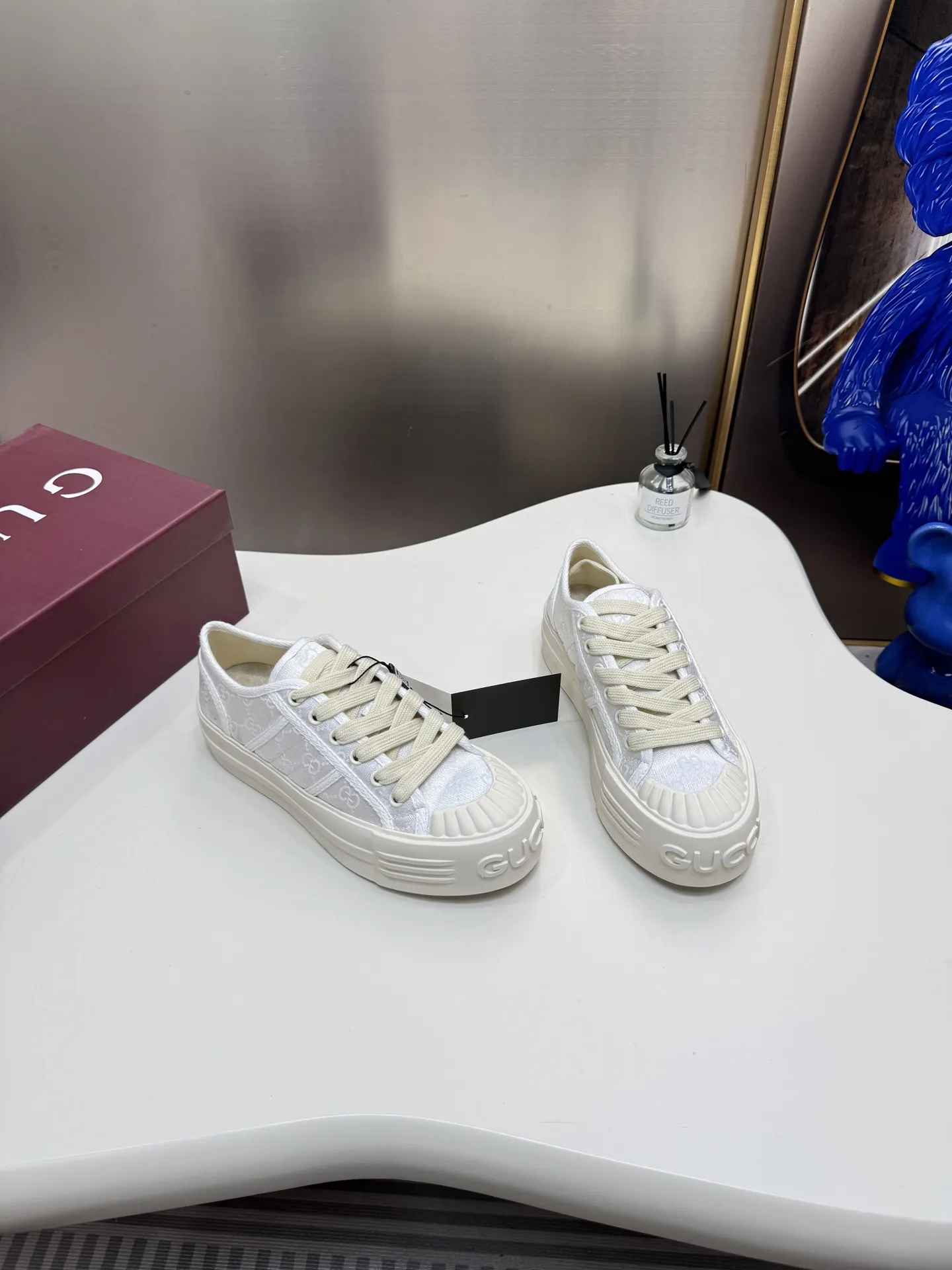 橙子出厂价💰130 Gucci古驰 25ss 最新款Lido系列 情侣款 帆布 织带 做旧 休闲 运动鞋 小脏鞋 滑板鞋 古驰 运动 休闲 帆布 原版购入开发 做货 这款单品出自Gucci Lido系列,设计灵感源自意大利海岸的夏日风情和海滩俱乐部。 早秋系列以现代视角焕新诠释品牌经典设计元素和精致图案。 这款低帮运动鞋以黑色棉质织物匠心打造,鞋底周围采用轻微做旧效果,鞋底巧妙融入GG图案和标识,鞋头缀饰Gucci印花压纹标识 面料: 原版定制高密度帆布 内里: 原版定制高密度帆布 大底: 原版开模防滑橡胶材质 底厚: 4.5CM Size: #女款35-40