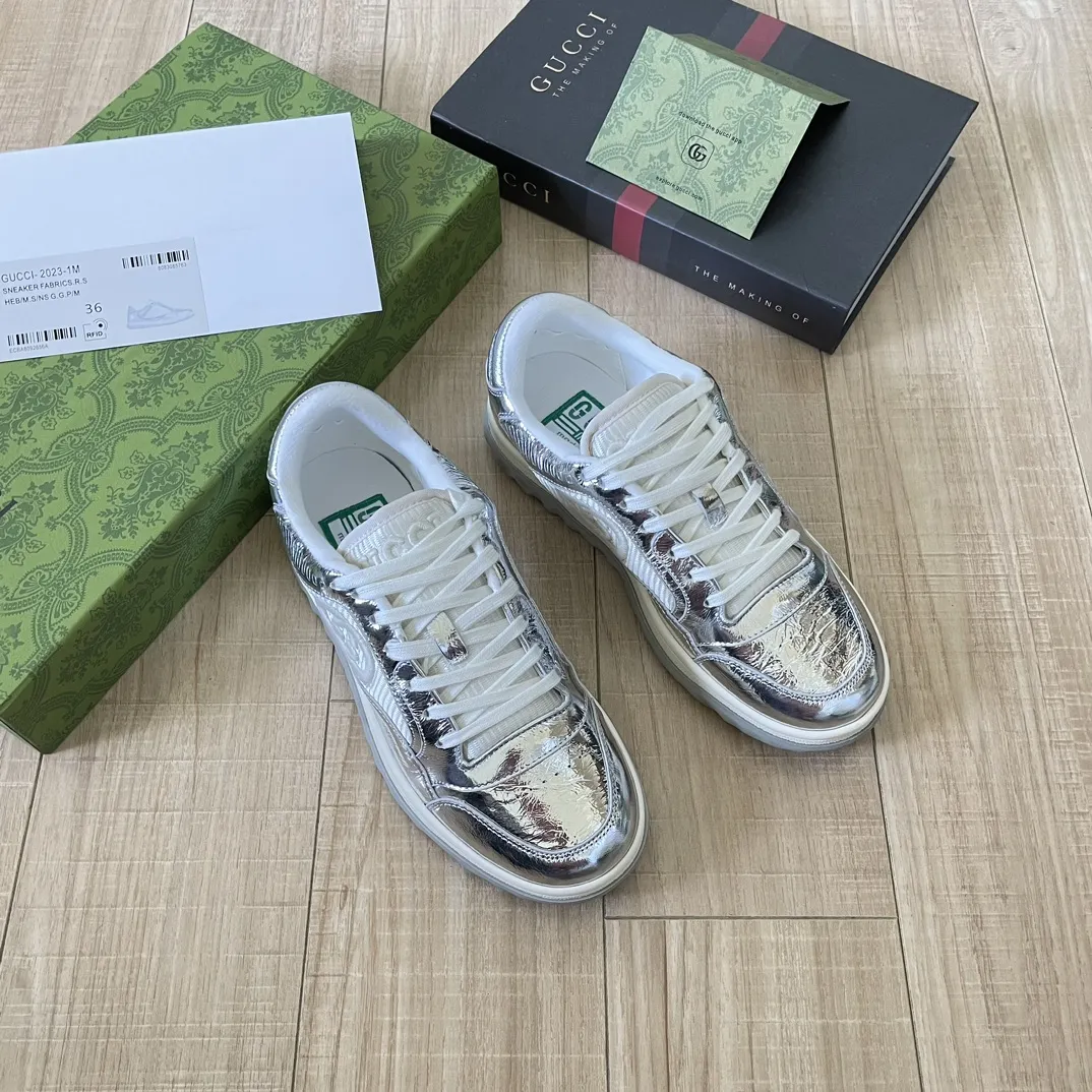 橙子出厂价💰115 Gucci 古驰春夏新款 MAC80系列 情侣款运动鞋 休闲鞋小白鞋 精致小巧的互扣式双G标识浪漫诠释此系列的美学理念。选用米白色皮革，复古灵感巧妙融于运动鞋设计，焕新演绎品牌标识。 面料：原版定制进口头层牛皮 内里：原版定制进口透气网里 大底：原版开模双色TPU大底 码数：35-44