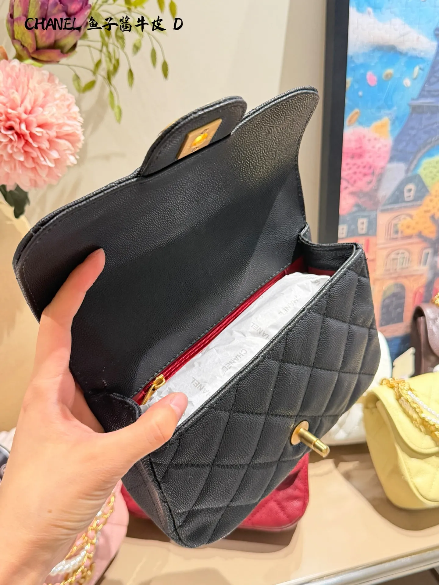 p240 香奈儿珍珠链条方胖子 🖤香奈儿24P珍珠链条方胖子,鱼子酱小牛皮经典菱格纹,金色双C扣超有辨识度✨。珍珠链条设计,手提、单肩、斜挎都OK,17×12.5×5cm容量刚好,日常出行超实用!小羊皮柔软但要注意保养哦~珍珠链条是季节限定,时髦又实用,是香奈儿热门断货款,超适合精致女孩入手!💼双盒包装