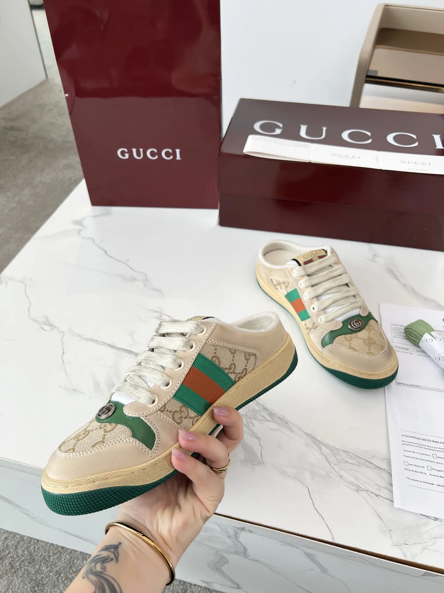 Screener系列名称的灵感来源于体育运动中的防守动作,运动鞋的设计从20世纪70年代的经典运动鞋不断汲取灵感。这款穆勒鞋以米色皮革呈现。侧面饰红绿条纹织带,巧妙点缀复古Gucci标识。 商品细节 ·米色皮革·GG帆布滚边·红绿织带 ·饰金属双G椭圆形珐琅细节·饰Gucci复古标识标签·双色厚实鞋底·另附一副鞋带·低跟 ·3厘米跟高·35-40 39-45 💰250