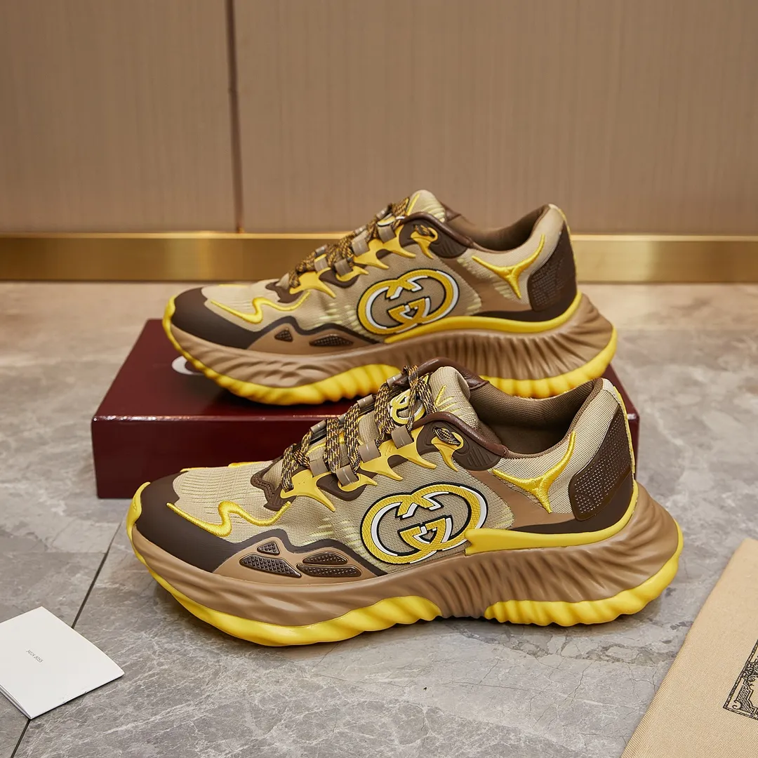 p380 古驰 / Gucci Gucci Ripple系列 运动鞋男女士35-46 早秋系列以现代视角焕新诠释品牌经典设计元素和精致图案。这款厚底运动鞋以轻薄双色网布匠心打造，巧妙融入撞色互扣式双G和闪电橡胶细节，洋溢着浓浓的科技感。 绿色和黄色网布 刺绣细节 互扣式双G和闪电橡胶细节 橡胶鞋底 鞋底饰Gucci互扣式双G标识细节 互扣式双G橡胶标识 多色鞋带 另附一副鞋带 系带式 低跟