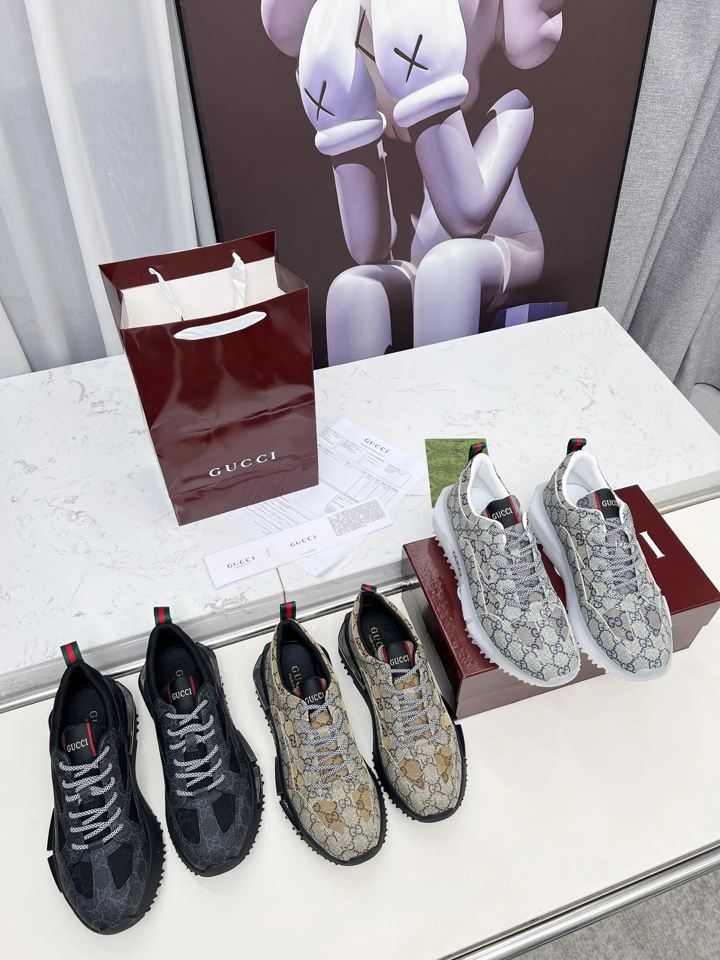 ❤️🔥❤️🔥❤️🔥Gucci系列 2.0运动鞋重金打造❤️🔥❤️🔥❤️🔥焕新演绎品牌标志性条纹织带元素😍😍当复古基因撞上未来感设计🎊🎊这双古驰新鞋直接把潮流阈值拉满💥 ✔️配色卡龙撞色+经典条纹,GG反光滚边,视觉冲击拿捏,出街自带高光滤镜 ✔️ 结构多层异材质拼接,网纱透气、皮革定型,大底EVA发泡及TPU组合😍😍😍时髦与实用双在线 ✔️ 细节做双G中底+标志性双G锁扣鞋带,复古DNA疯狂躁动,每一步都踩在潮流审美上❤️❤️❤️❤️ 配码:男39-44 💰270