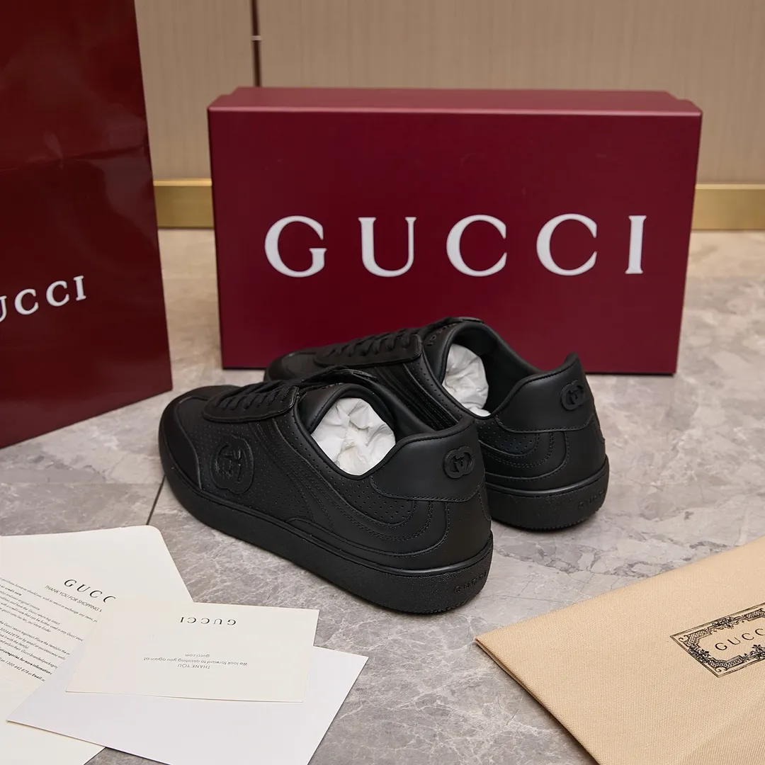 p260 古驰 / Gucci 古驰G75 运动鞋男女士 35-45 古驰滑板鞋 这款运动鞋从70年代的复古篮球鞋中汲取灵感,鞋身醒目点缀互扣式双G标识。这款设计甄选柔软牛皮革精制而成,巧妙融入镂空牛皮革镶饰。 镂空牛皮革镶饰 牛皮革衬里 橡胶鞋底 另附一副鞋带 互扣式双G细节 系带固定 平底 跟高:3厘米