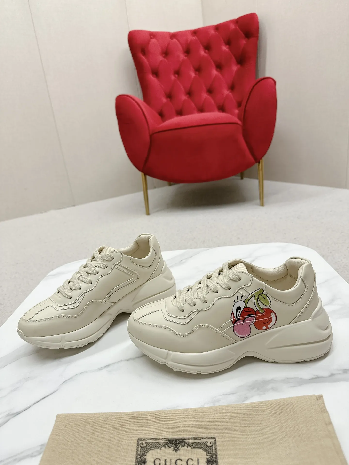 橙子出厂价💰135 【跑量主推款】Gucci 古驰 经典休闲男女运动鞋 增高厚底老爹鞋 情侣款 此款老爹鞋在今年仍然还是很受欢迎。对于爱美的人来说，鞋柜里不仅应该有一双白色的鞋子，还应该配有一双又帅又凹的老爹鞋！它的设计非常耐用，鞋底感觉非常柔软。穿在脚上既防滑又耐磨，而且用途广泛。为了显示自己的身高，老爹鞋子也是一个不错的选择。这款GUCCI是很好看的米白色，超级百搭。不挑衣服穿，也不挑包，随便搭。它穿上脚超级舒服，很软，还可以增高。 码数：34-45男女同款