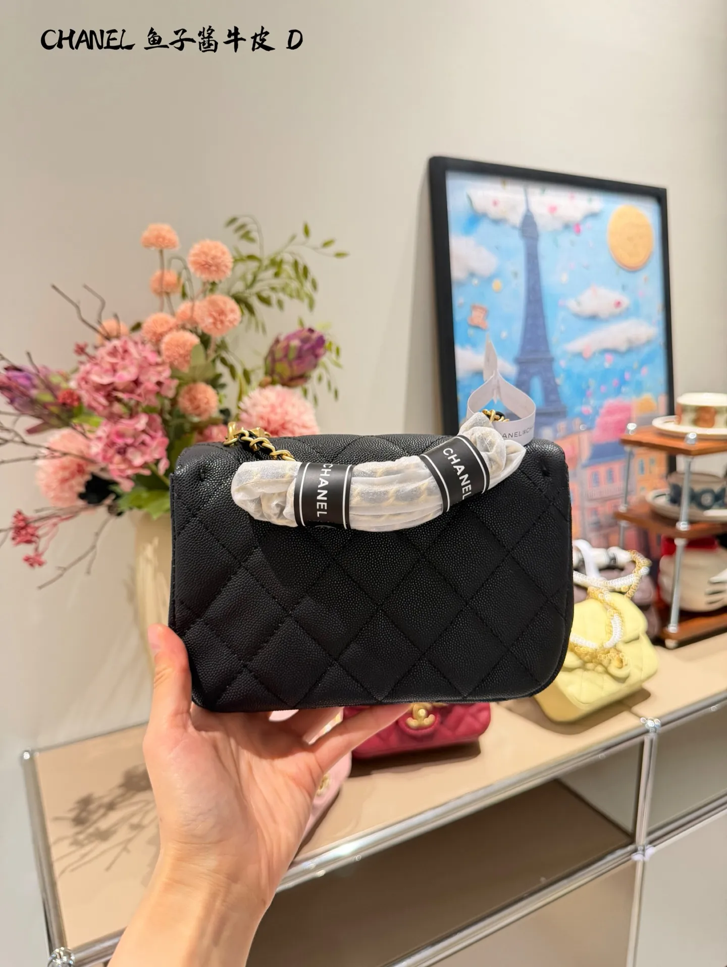 p240 香奈儿珍珠链条方胖子​​ 🖤香奈儿24P珍珠链条方胖子，鱼子酱小牛皮经典菱格纹，金色双C扣超有辨识度✨。珍珠链条设计，手提、单肩、斜挎都OK，17&times;12.5&times;5cm容量刚好，日常出行超实用！小羊皮柔软但要注意保养哦～珍珠链条是季节限定，时髦又实用，是香奈儿热门断货款，超适合精致女孩入手！💼双盒包装