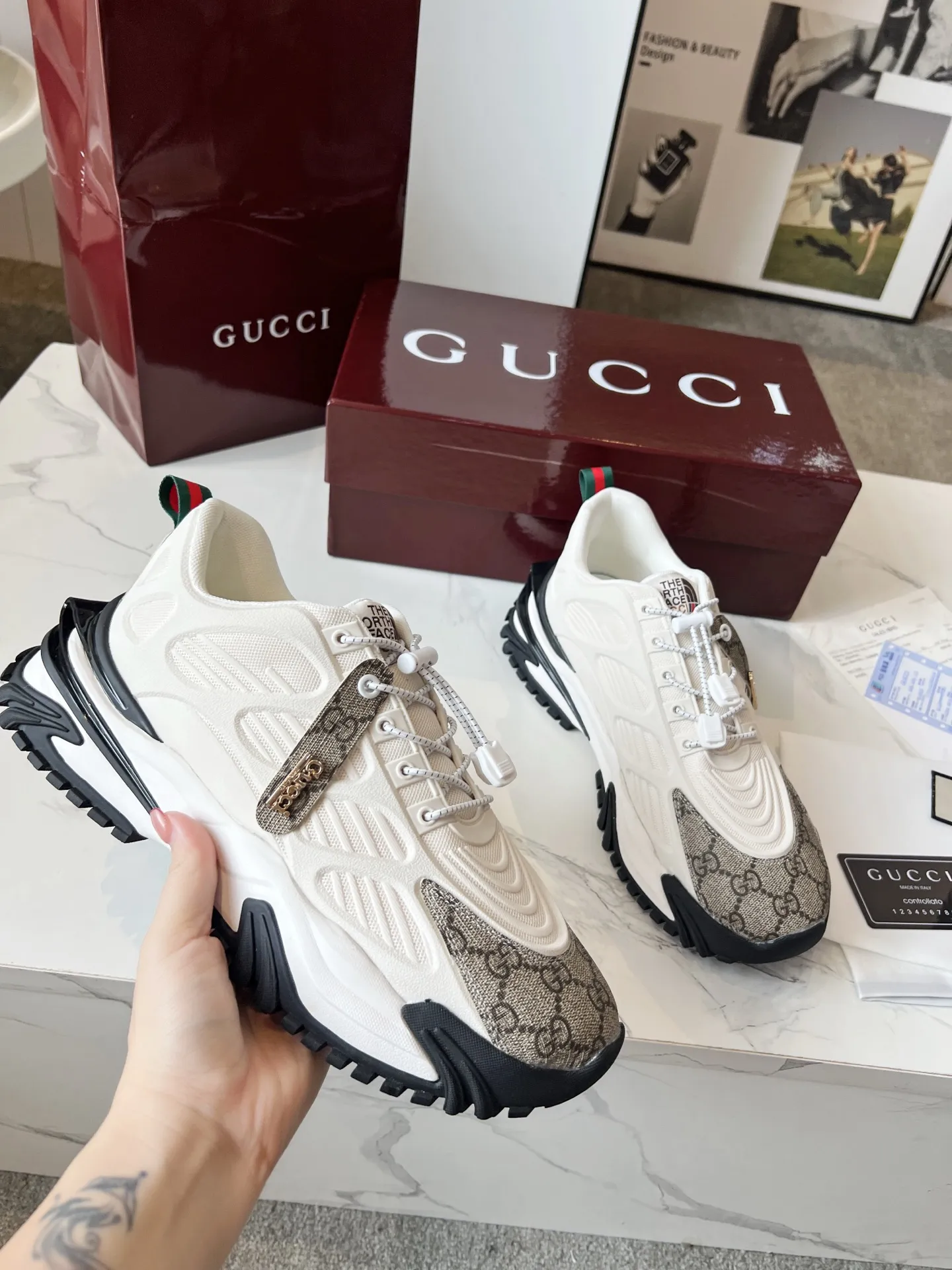 ❤️&zwj;🔥❤️&zwj;🔥❤️&zwj;🔥Gucci系列 2.0运动鞋重金打造❤️&zwj;🔥❤️&zwj;🔥❤️&zwj;🔥焕新演绎品牌标志性条纹织带元素😍😍当复古基因撞上未来感设计🎊🎊这双古驰新鞋直接把潮流阈值拉满💥 ✔️配色卡龙撞色+经典条纹，GG反光滚边，视觉冲击拿捏，出街自带高光滤镜 ✔️ 结构多层异材质拼接，网纱透气、皮革定型，大底EVA发泡及TPU组合😍😍😍时髦与实用双在线 ✔️ 细节做双G中底+标志性双G锁扣鞋带，复古DNA疯狂躁动，每一步都踩在潮流审美上❤️❤️❤️❤️ 配码：男39-44 💰270 👉
