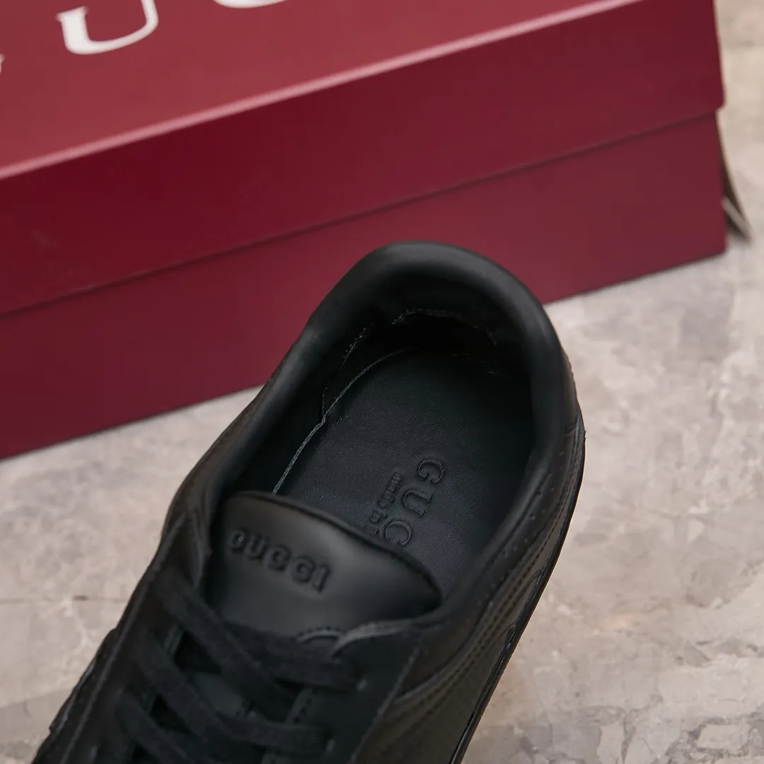 p260 古驰 / Gucci 古驰G75 运动鞋男女士 35-45 古驰滑板鞋 这款运动鞋从70年代的复古篮球鞋中汲取灵感,鞋身醒目点缀互扣式双G标识。这款设计甄选柔软牛皮革精制而成,巧妙融入镂空牛皮革镶饰。 镂空牛皮革镶饰 牛皮革衬里 橡胶鞋底 另附一副鞋带 互扣式双G细节 系带固定 平底 跟高:3厘米